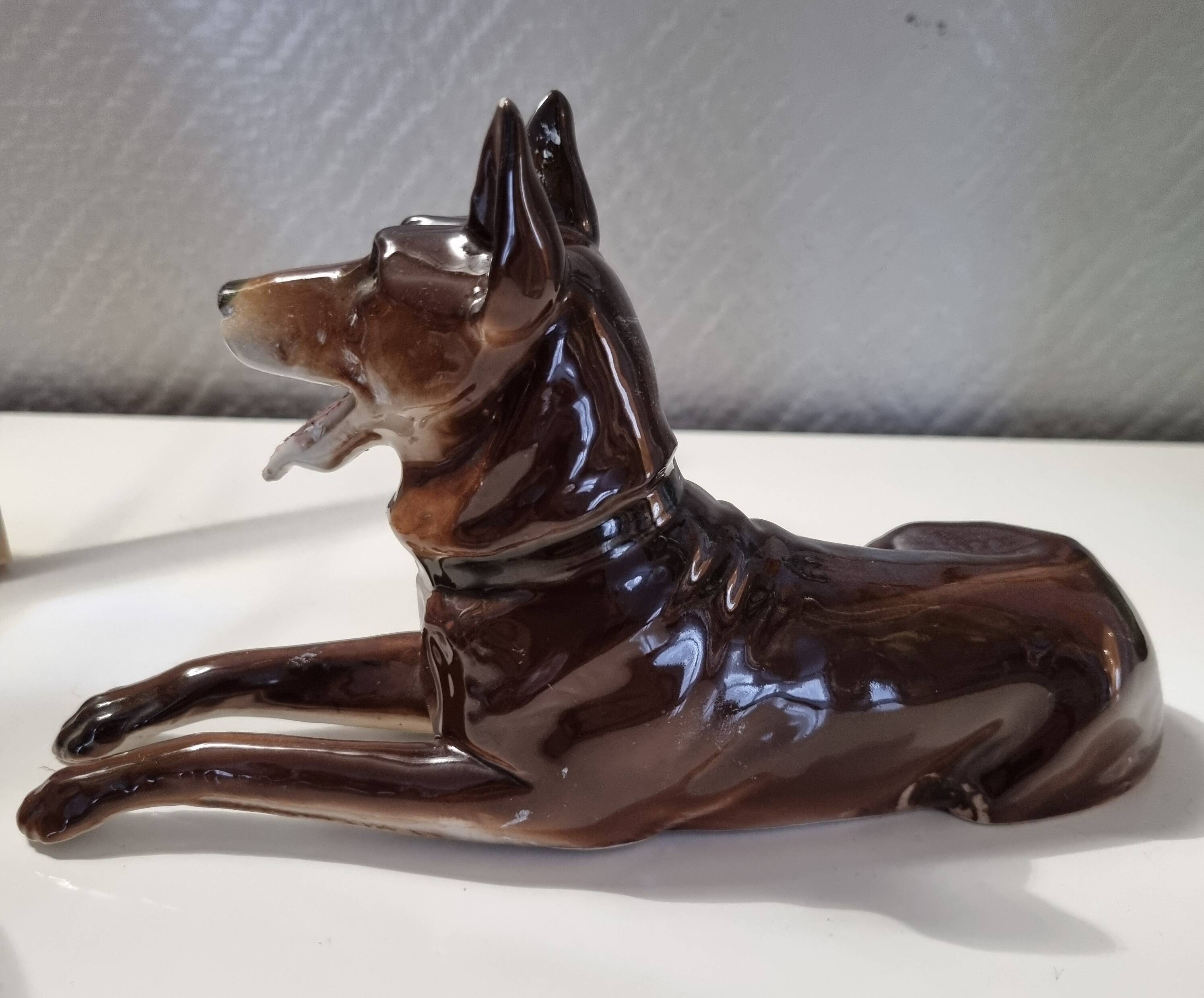 Chien couché émaillé