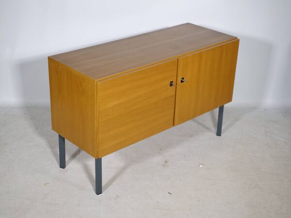 Buffet vintage design des années 50 avec pieds en métal, années 1960.