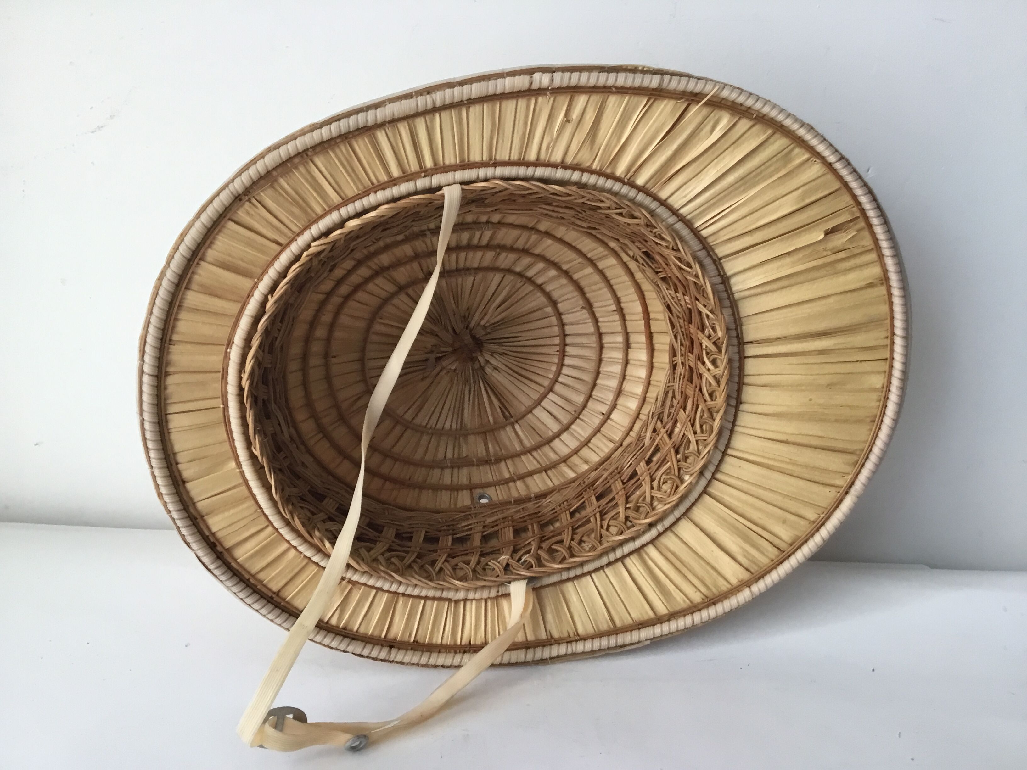 Colonial hat in braided straw