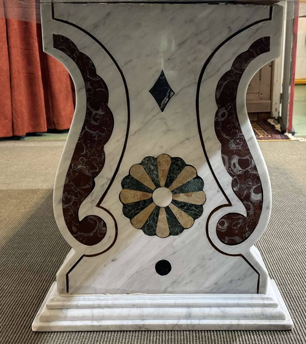 Italian marble dining table - 1970s craftsmanship