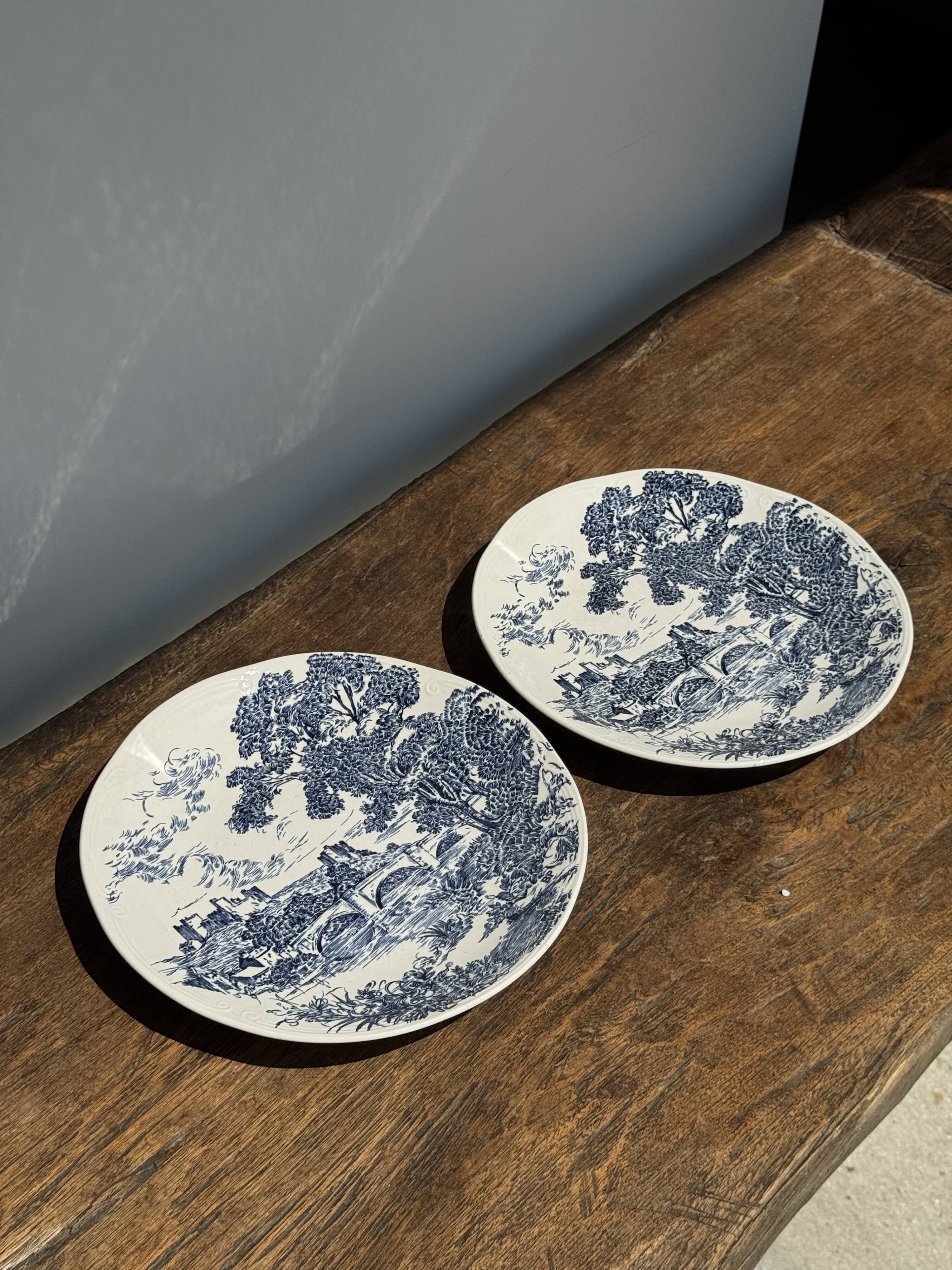 Set of 2 earthenware plates with blue decoration of a bridge and castle