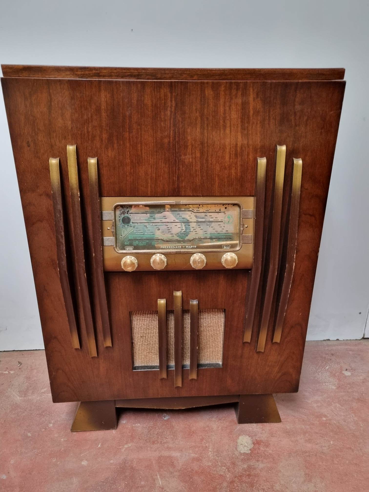 Radio cabinet from the 1940s