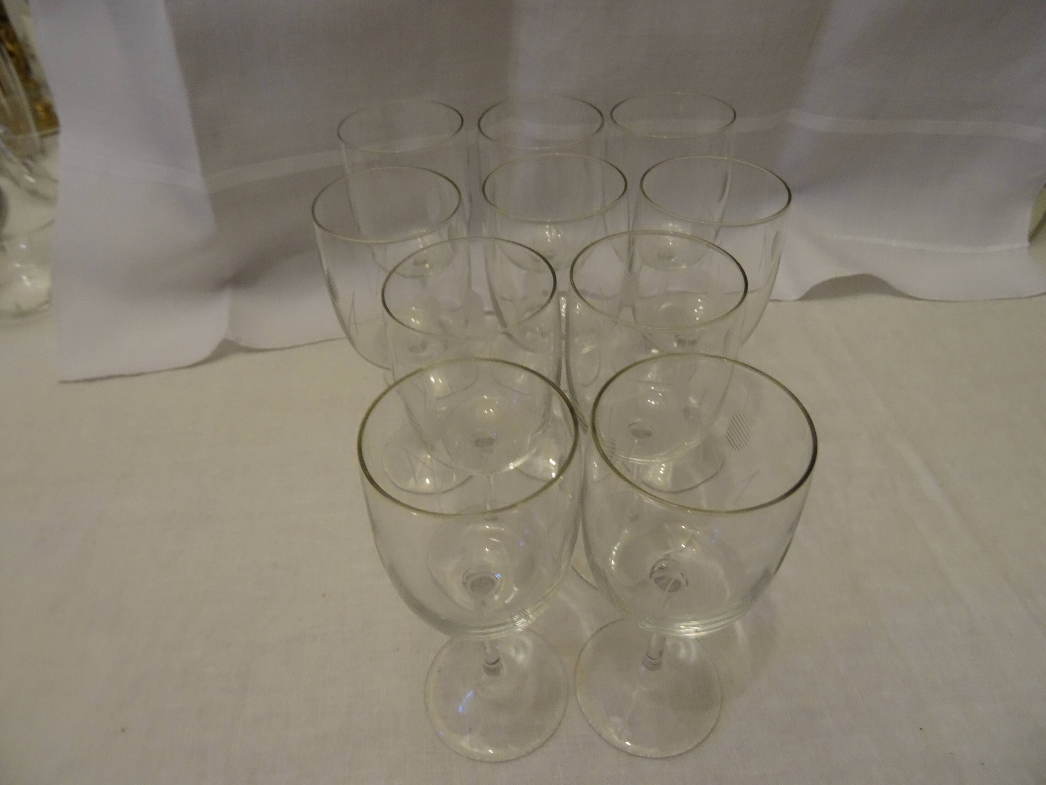 Lot de 10 jolis verres à vin raffinés vintage