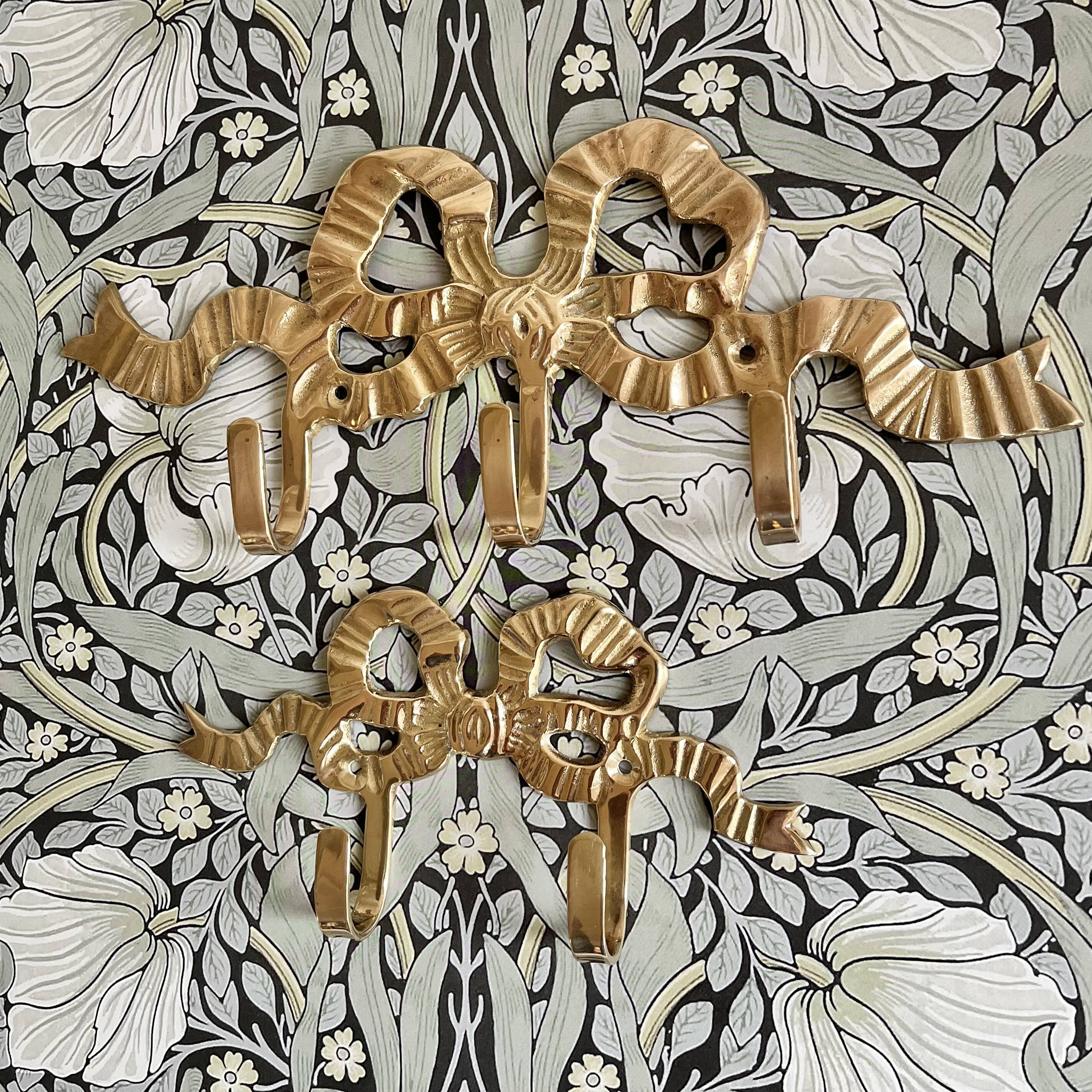 2 hooks in gilded brass