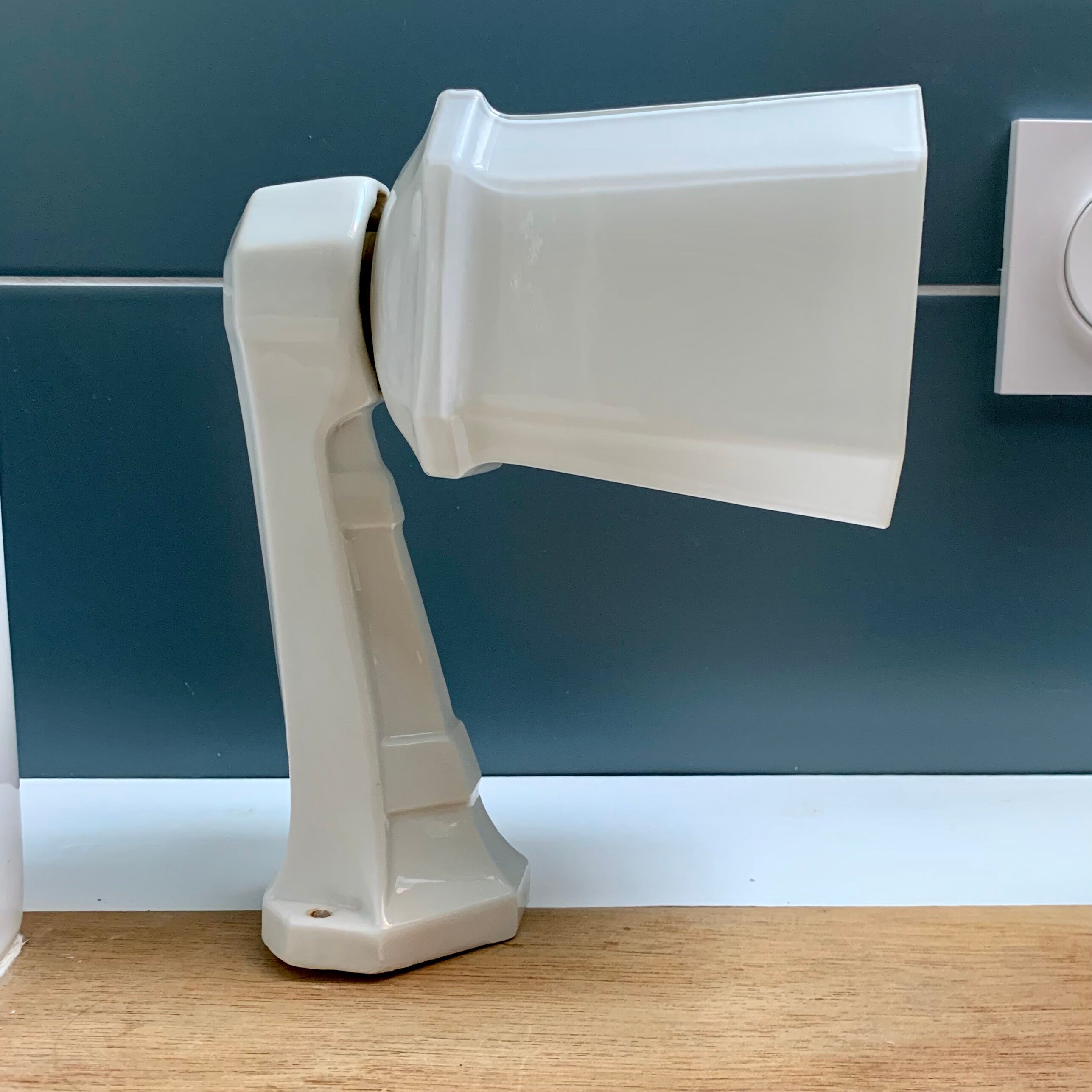 Art Deco sconce in porcelain and opaline