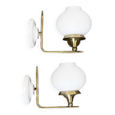 Paire d'appliques murales vintages en laiton et abat jour globe verre blanc