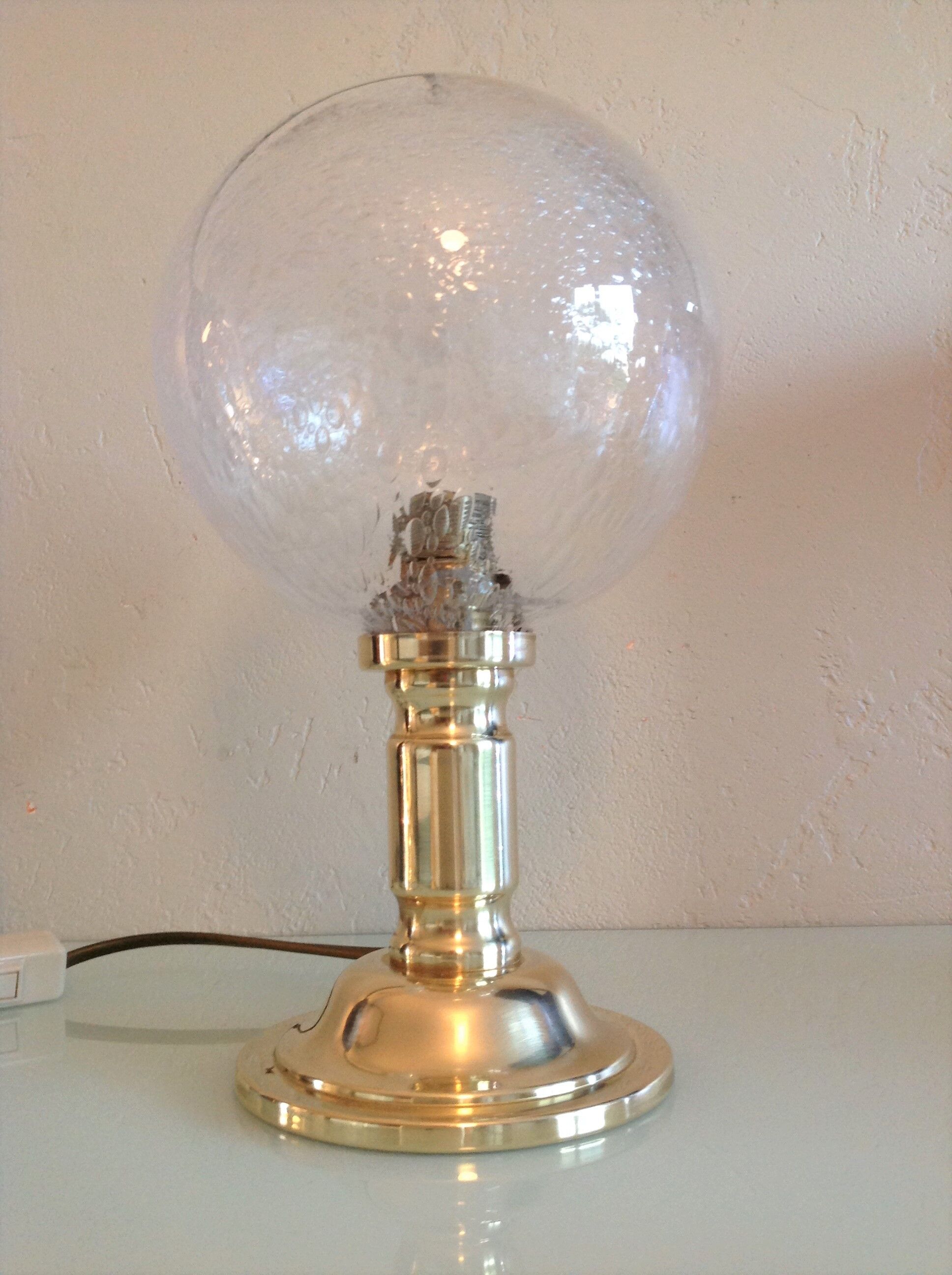 Lampe de chevet en laiton et globe en verre bullé vintage années 60-70