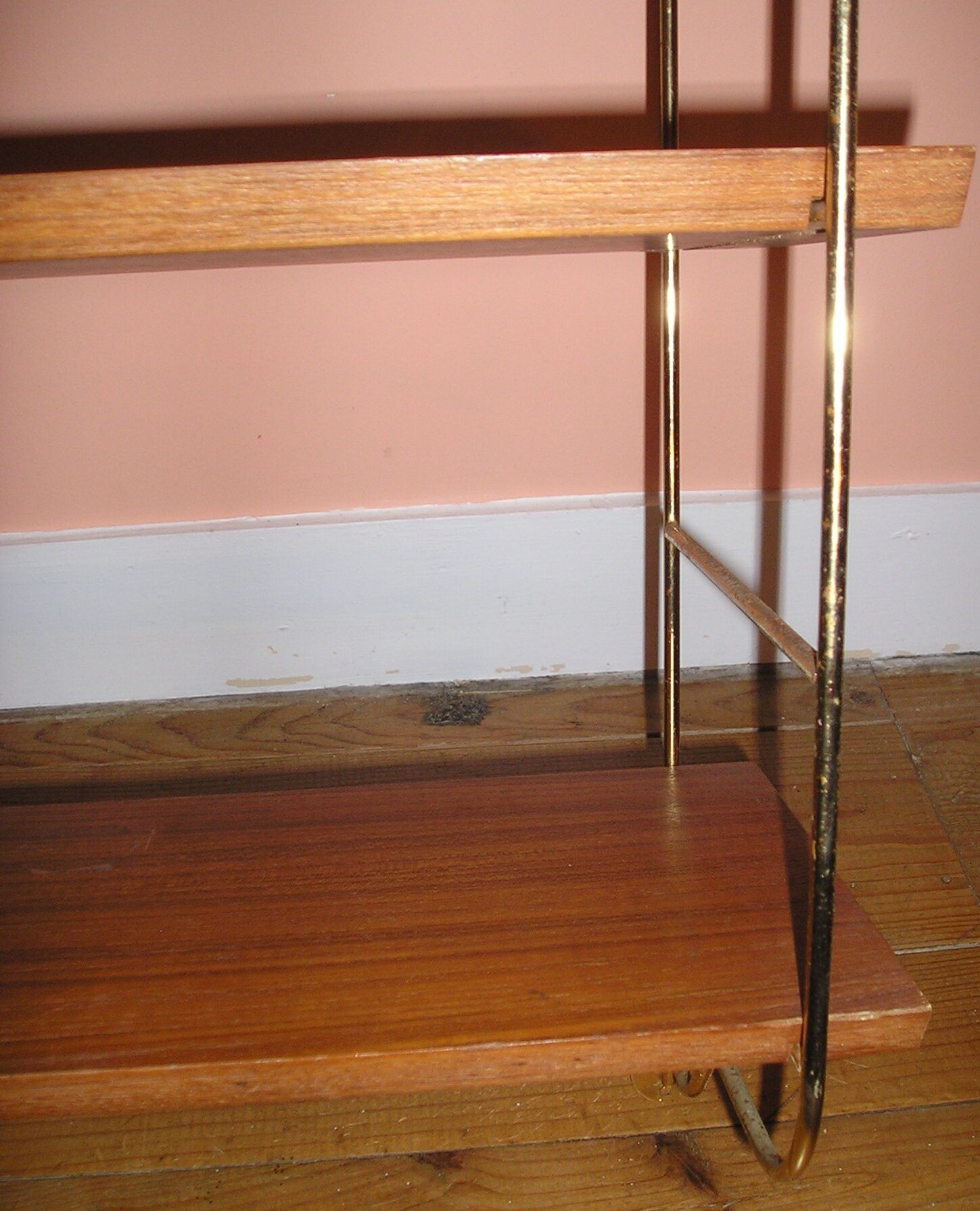 Etagère murale string bois-métal doré Nisse Strinning