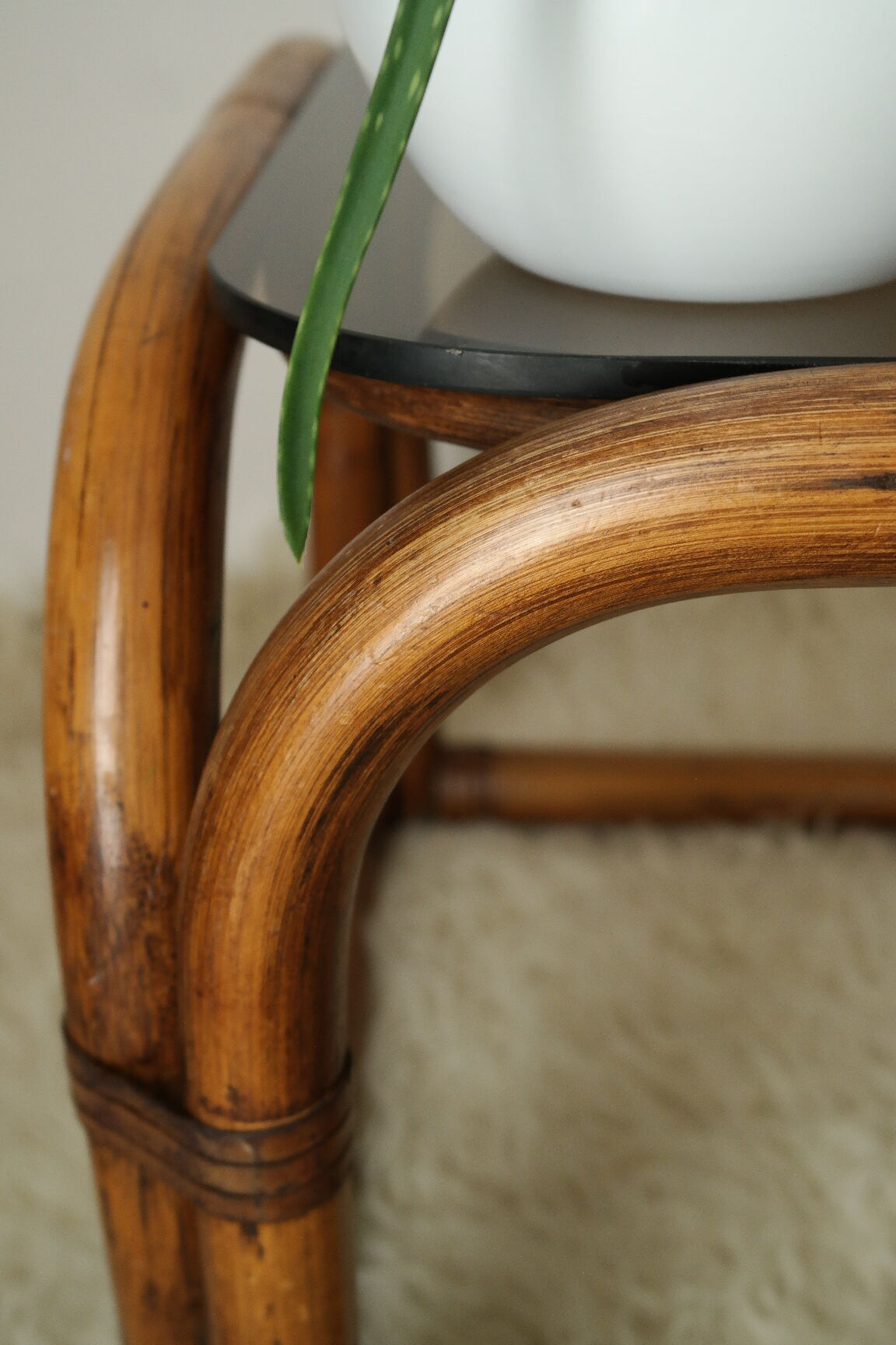 Table basse en bambou et verre fumé vintage