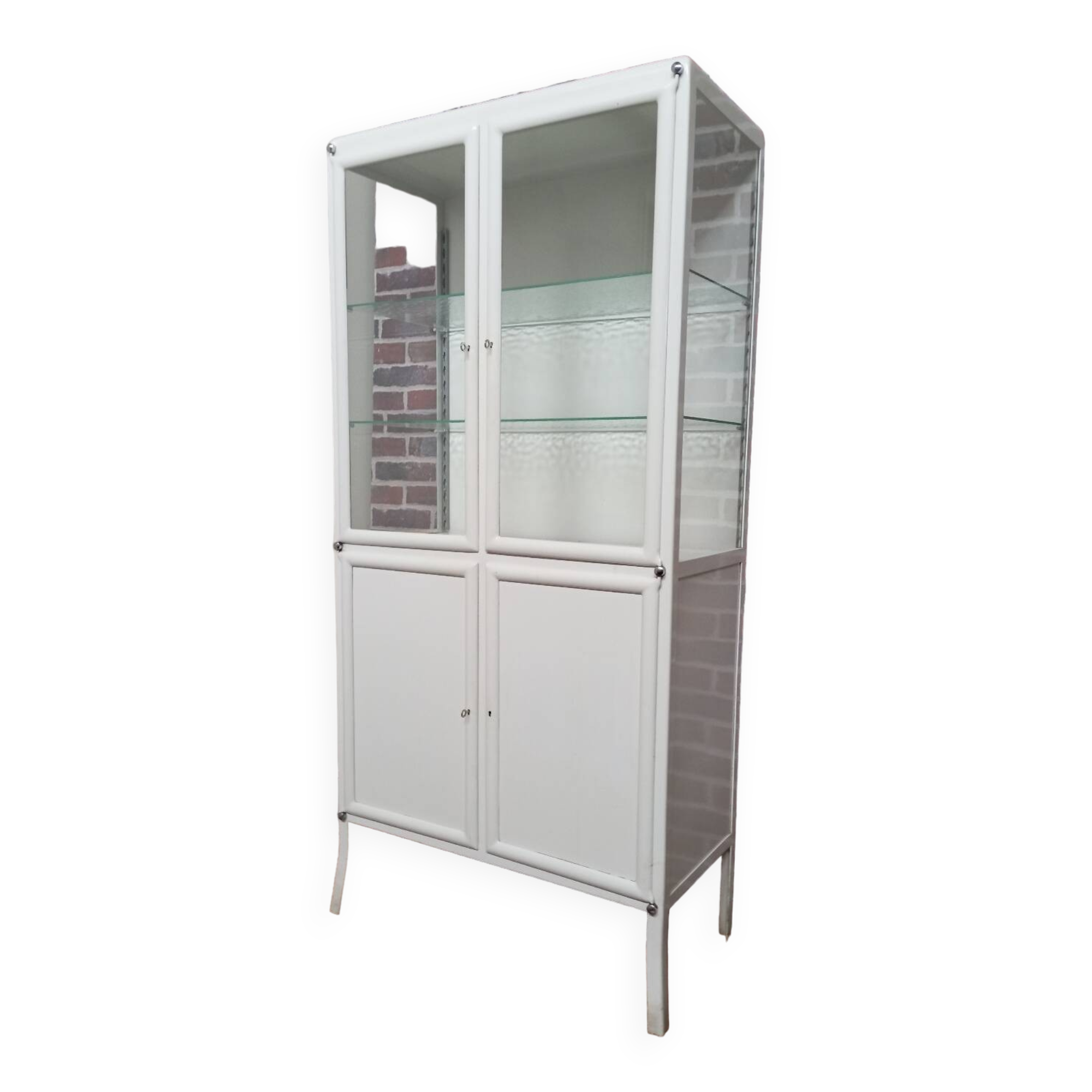 medicine cabinet / pharmacy