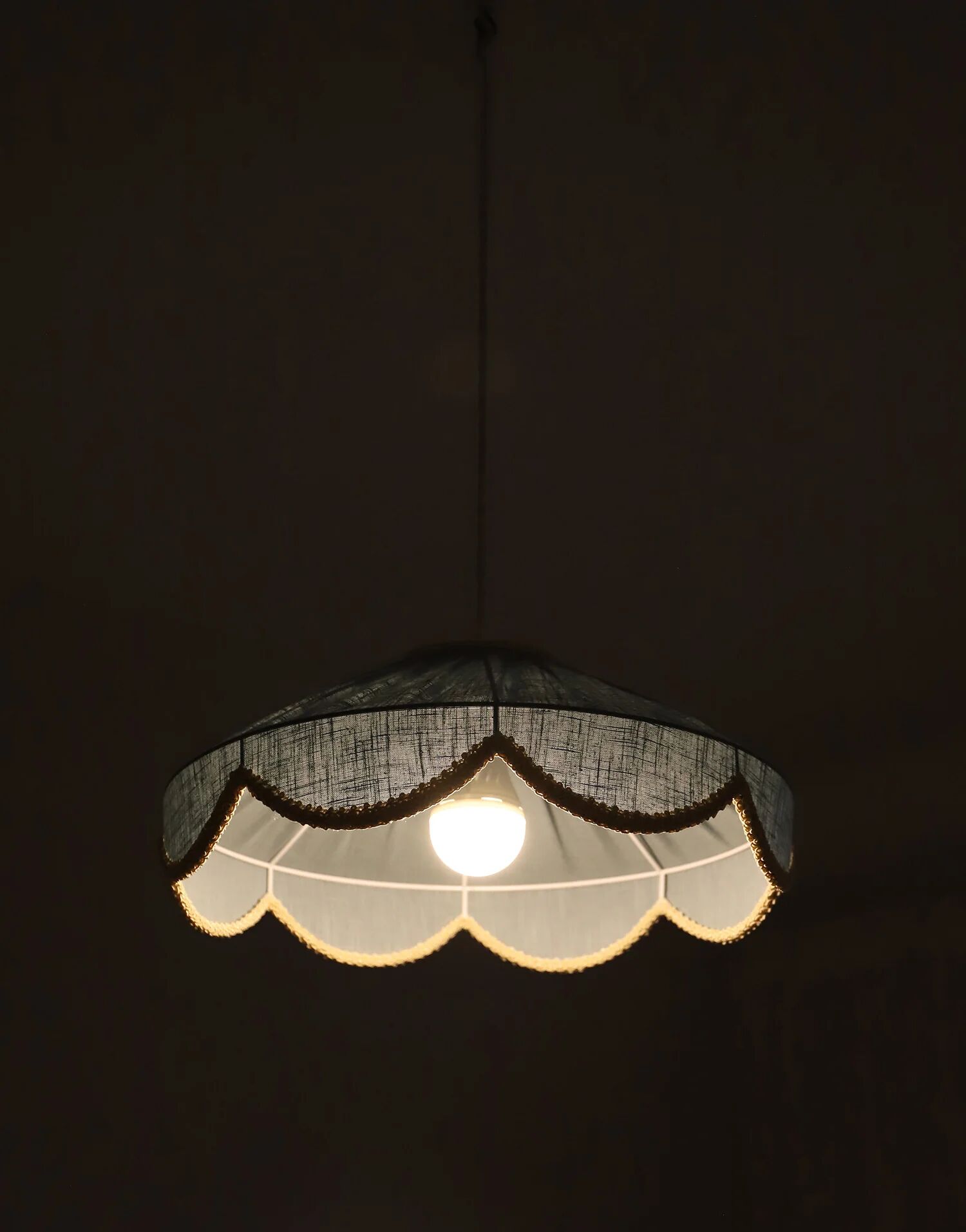 Suspension in a solid floral shape Cosette "mineral blue"