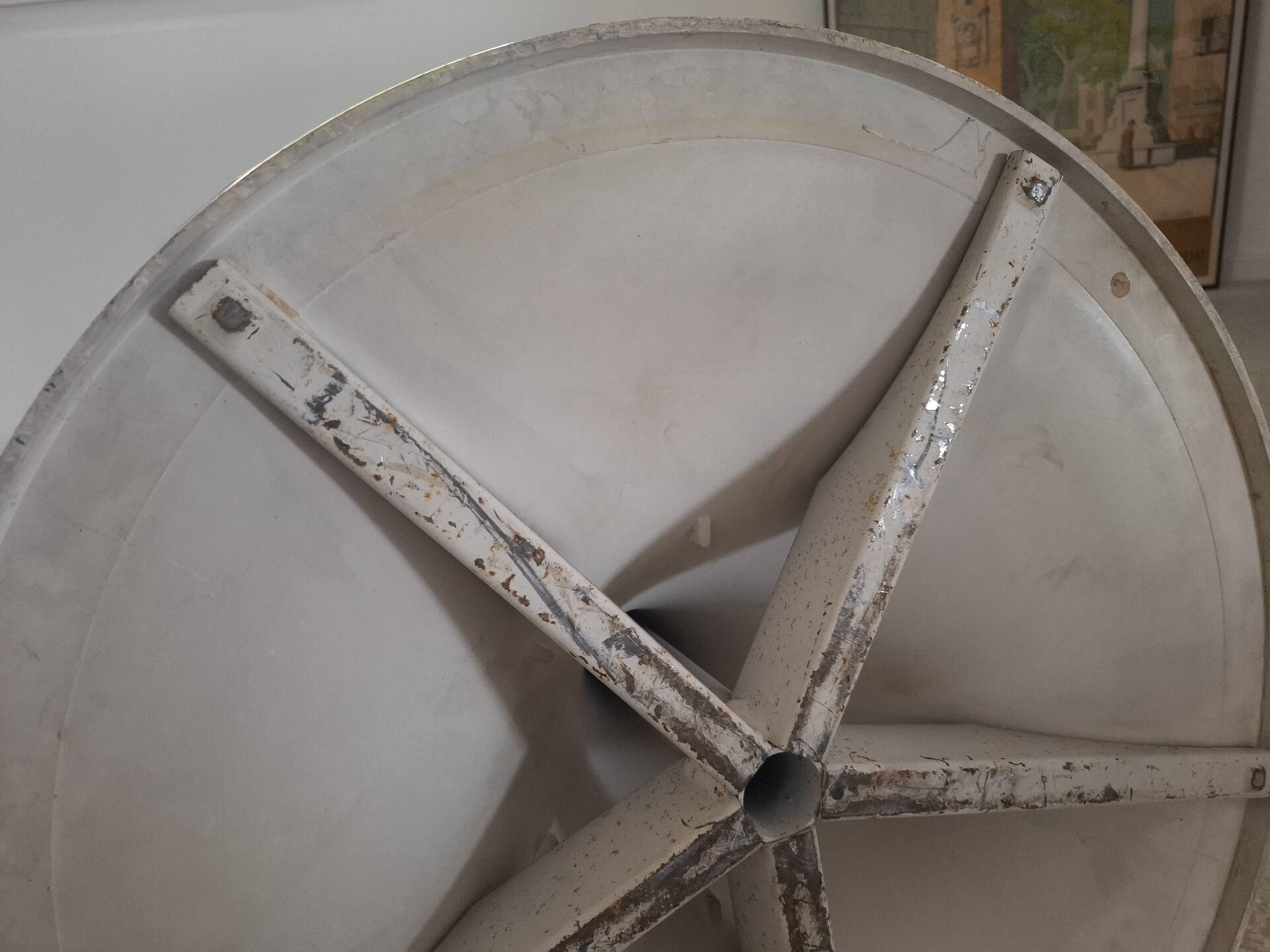 Tulip leg round table
