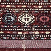 Tapis oriental Boukhara rouge tissé à la main, années 1960
