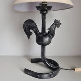Lampe coq en fer forgé par Jean Touret / les Ateliers de Marolles