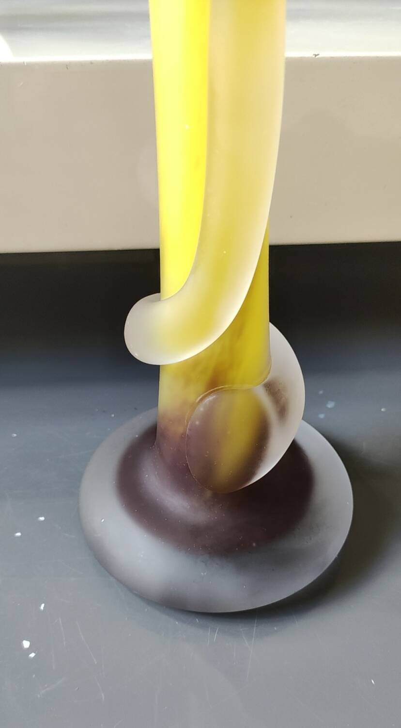 Floral design vase. Signed Verrerie d'Art de Toul. Unique piece, 27 cm