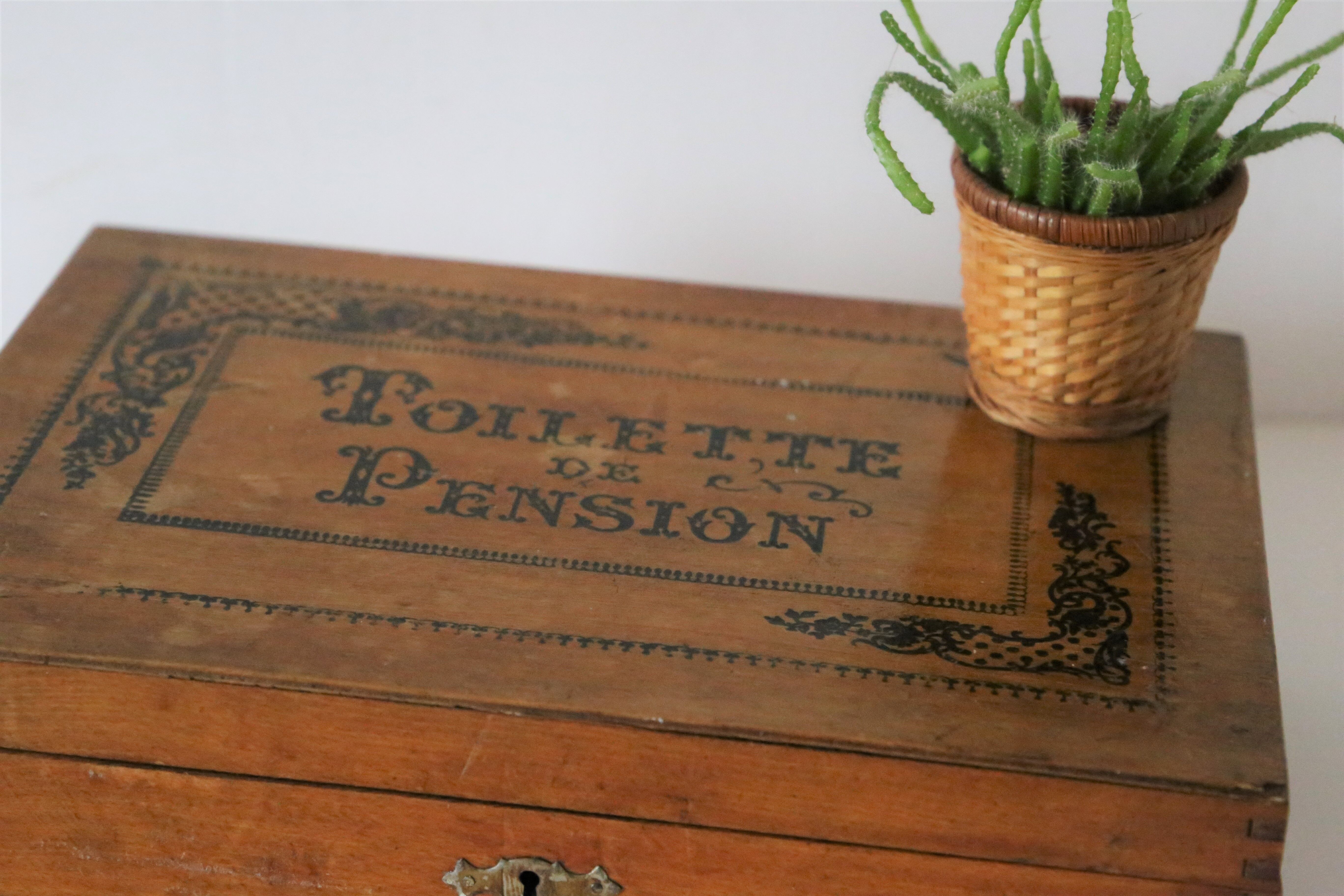 Wooden box pension's toilet, 1920