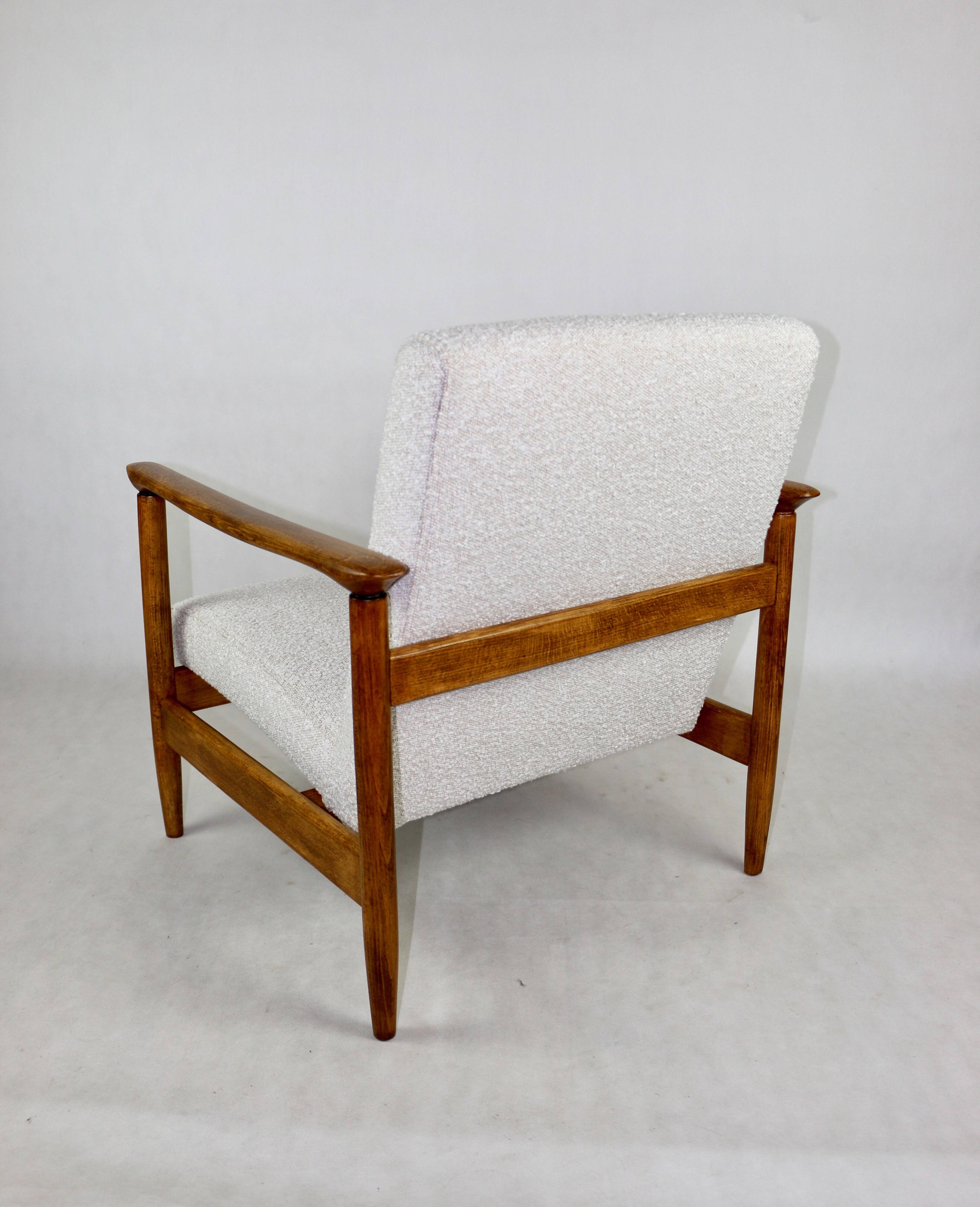 Fauteuil GFM-142, design par Edmund Homa des années 70, bouclé ivoire blanc - 2 pièces disponibles.