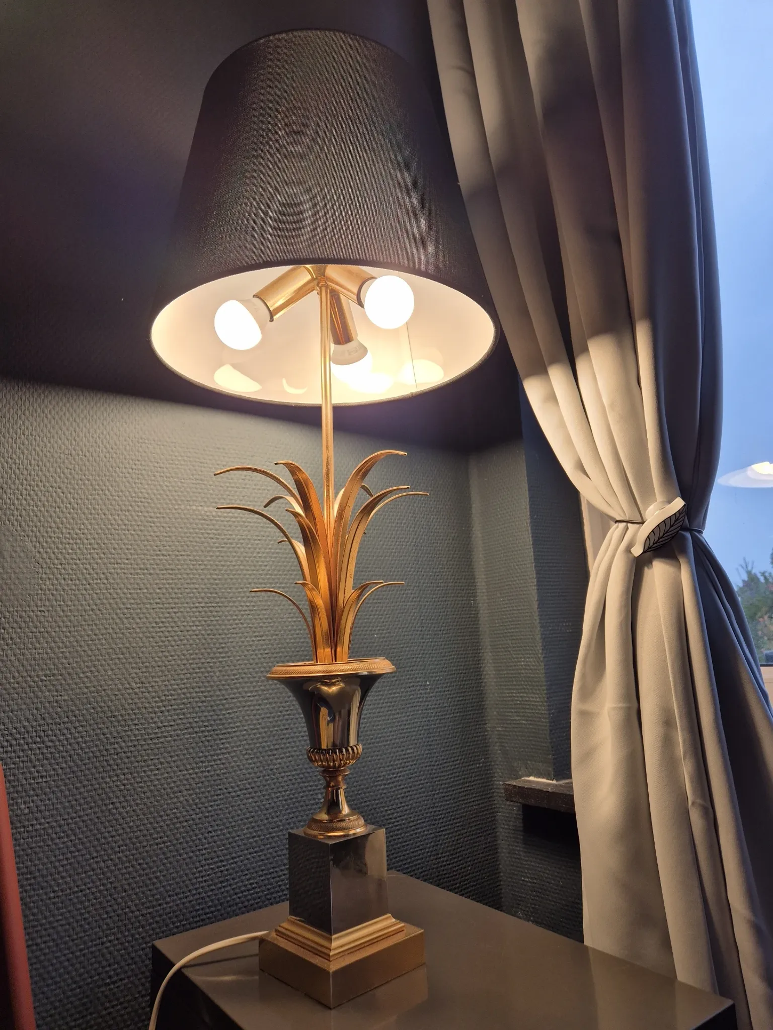 Pineapple lamp