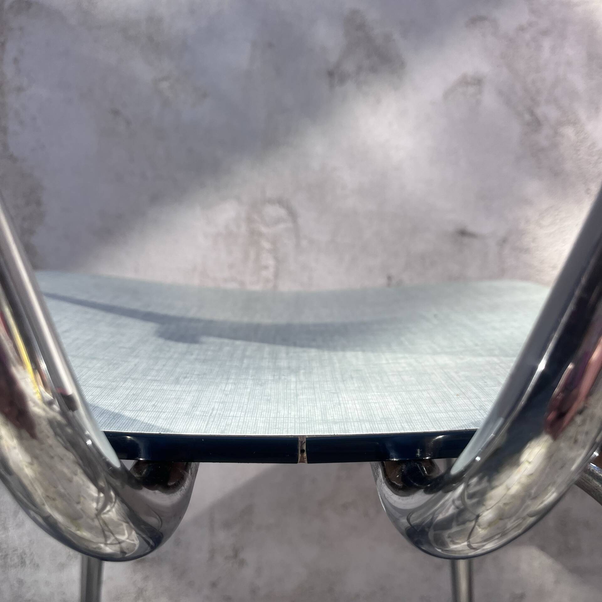 4 chaises en formica