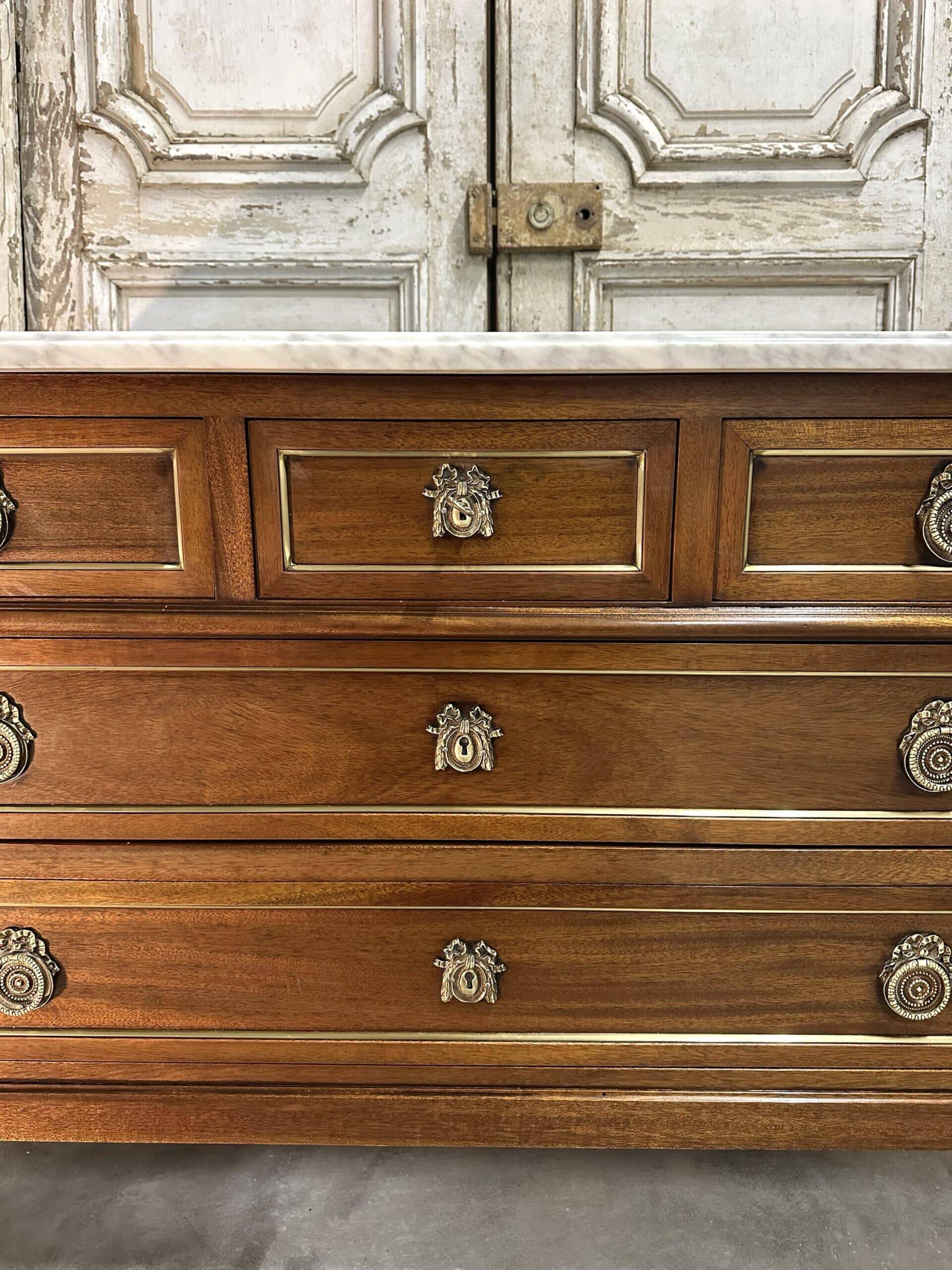 Commode de style Louis XVI en acajou