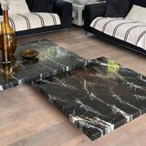 Table basse composée de deux tables design en faux marbre reposant sur piètements chromés de Willy Rizzo