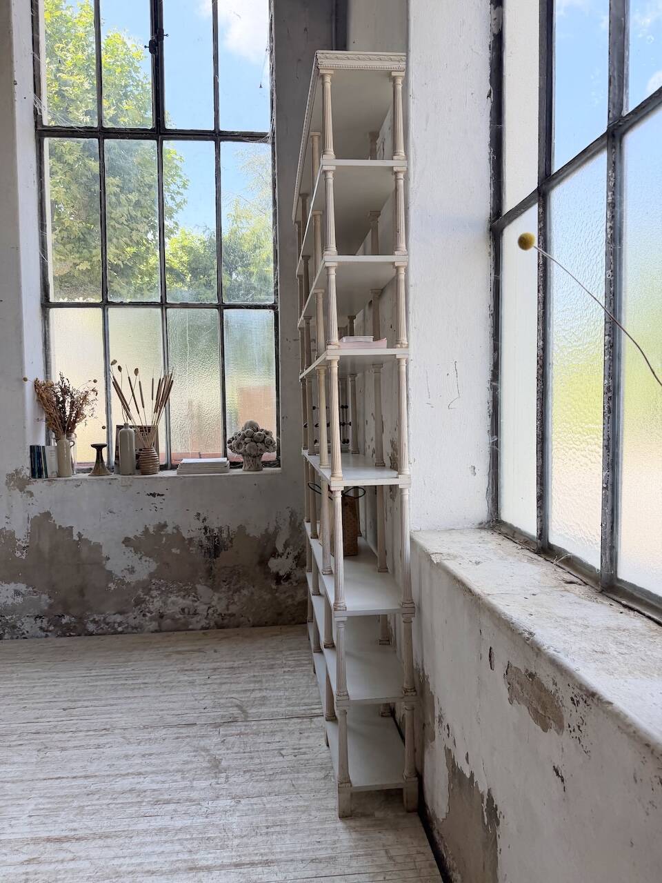 Bibliothèque, étagère XL Napoléon en bois patiné blanc