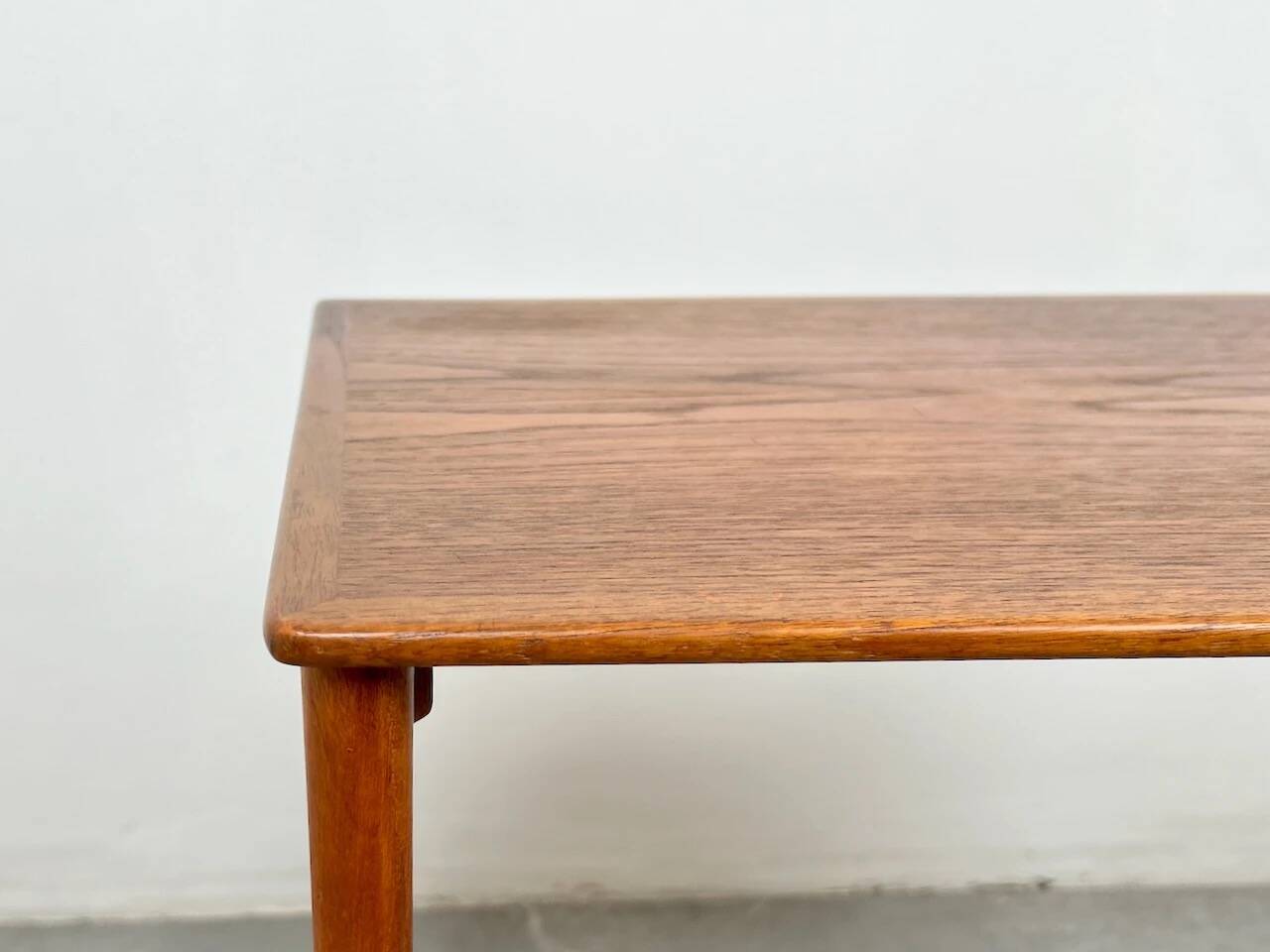 Table d'appoint par Kaj Winding pour P. Jeppesen
