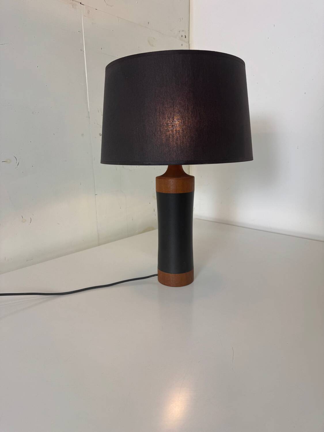 Lampe de table scandinave danoise du milieu du siècle en teck et cuir, années 1950