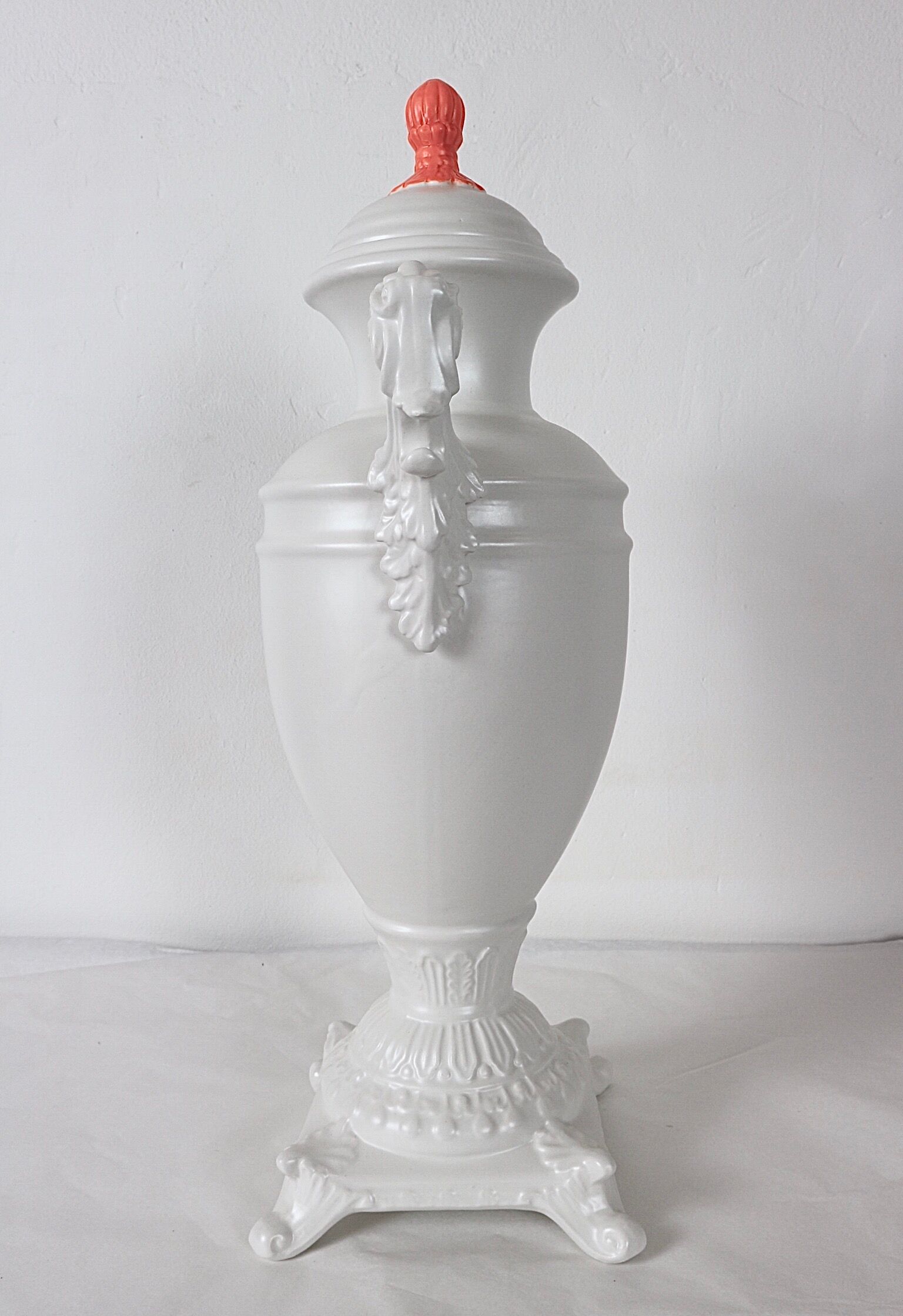 Vase en porcelaine blanche avec couvercle de fluo