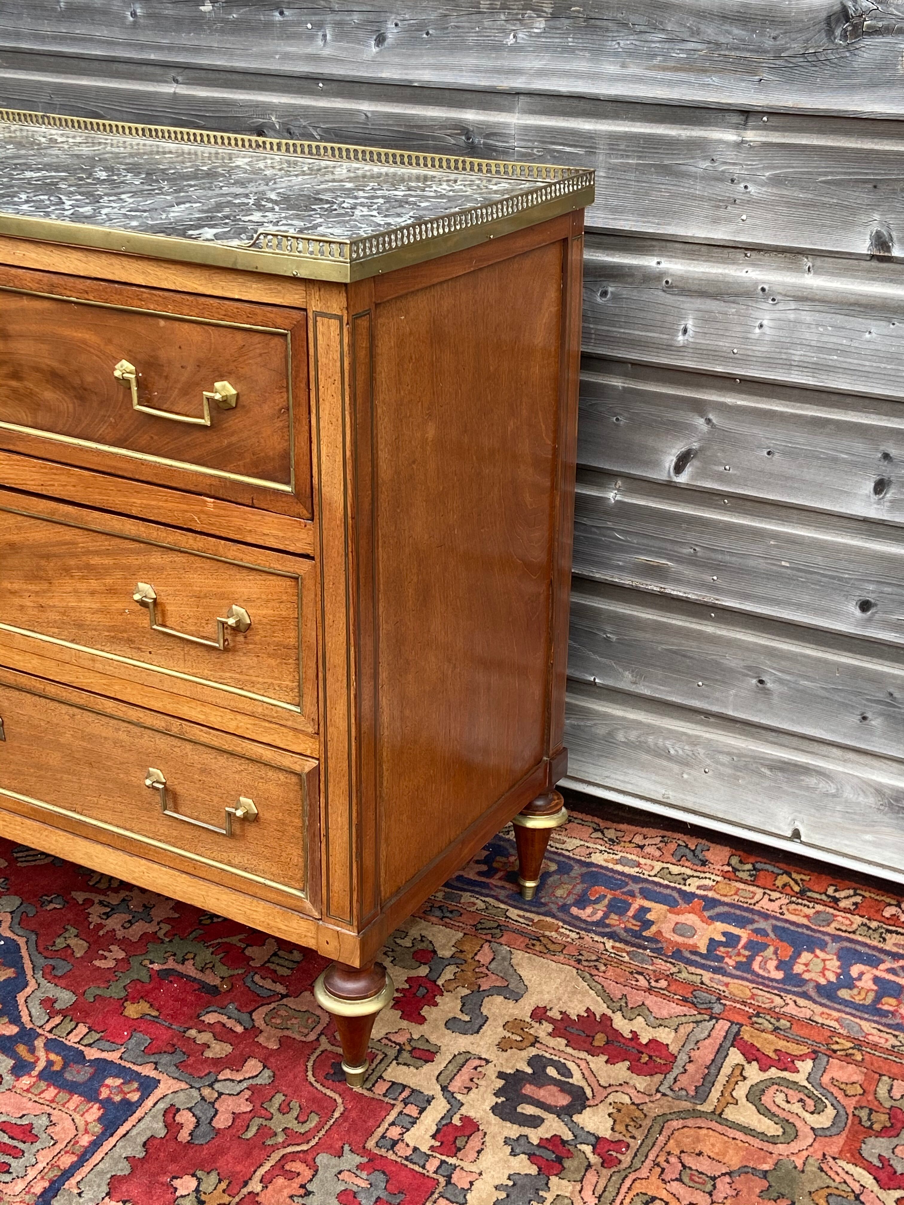 Chest of drawers in mahogany forming secretary of the period louis xvi