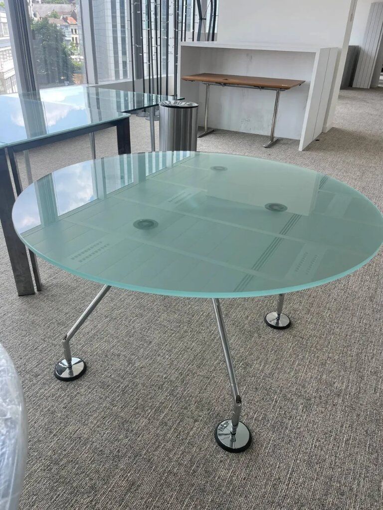 Table Nomos Norman Foster, verre et aluminium.