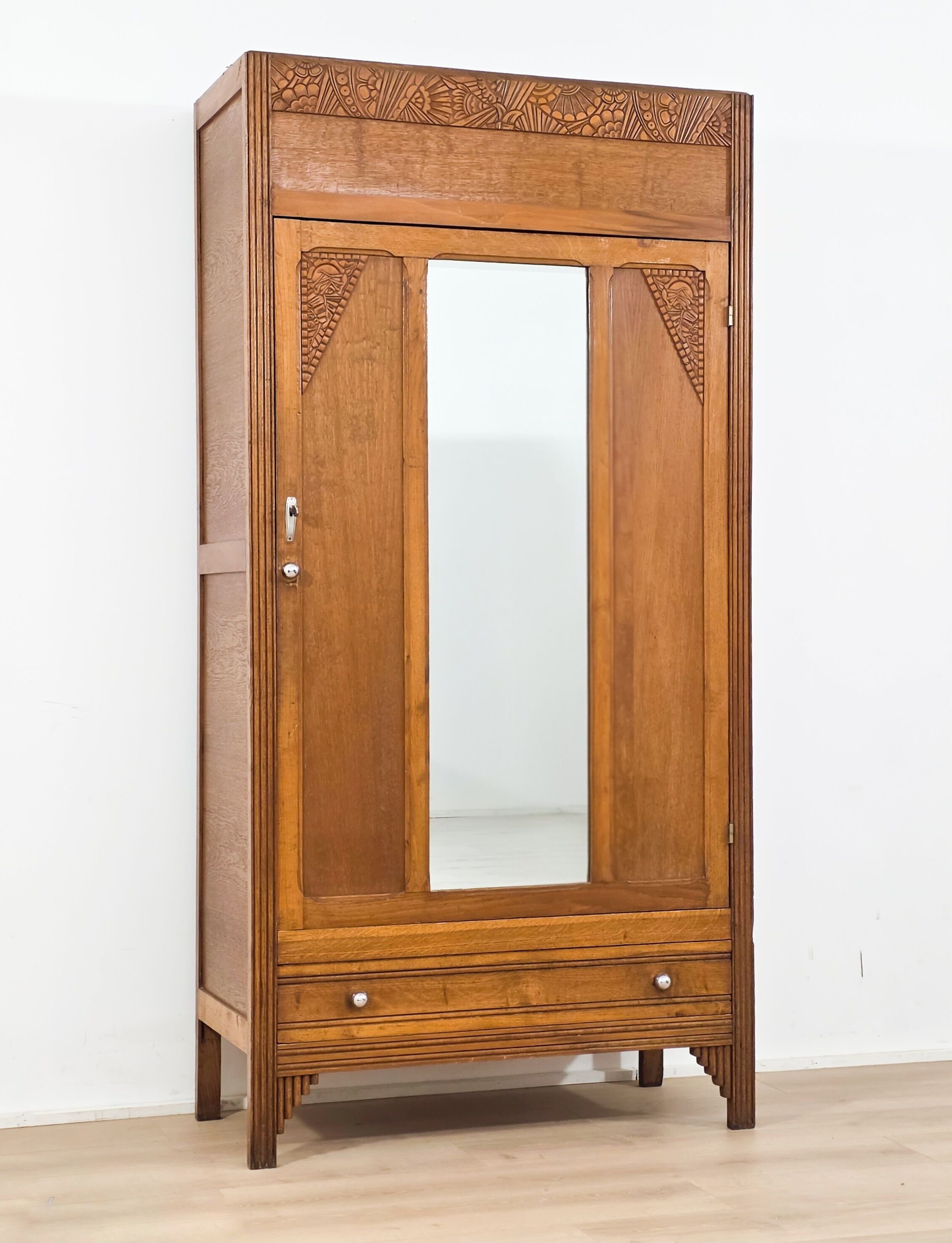 Art Deco wardrobe in carved wood with mirror from the 1930s.