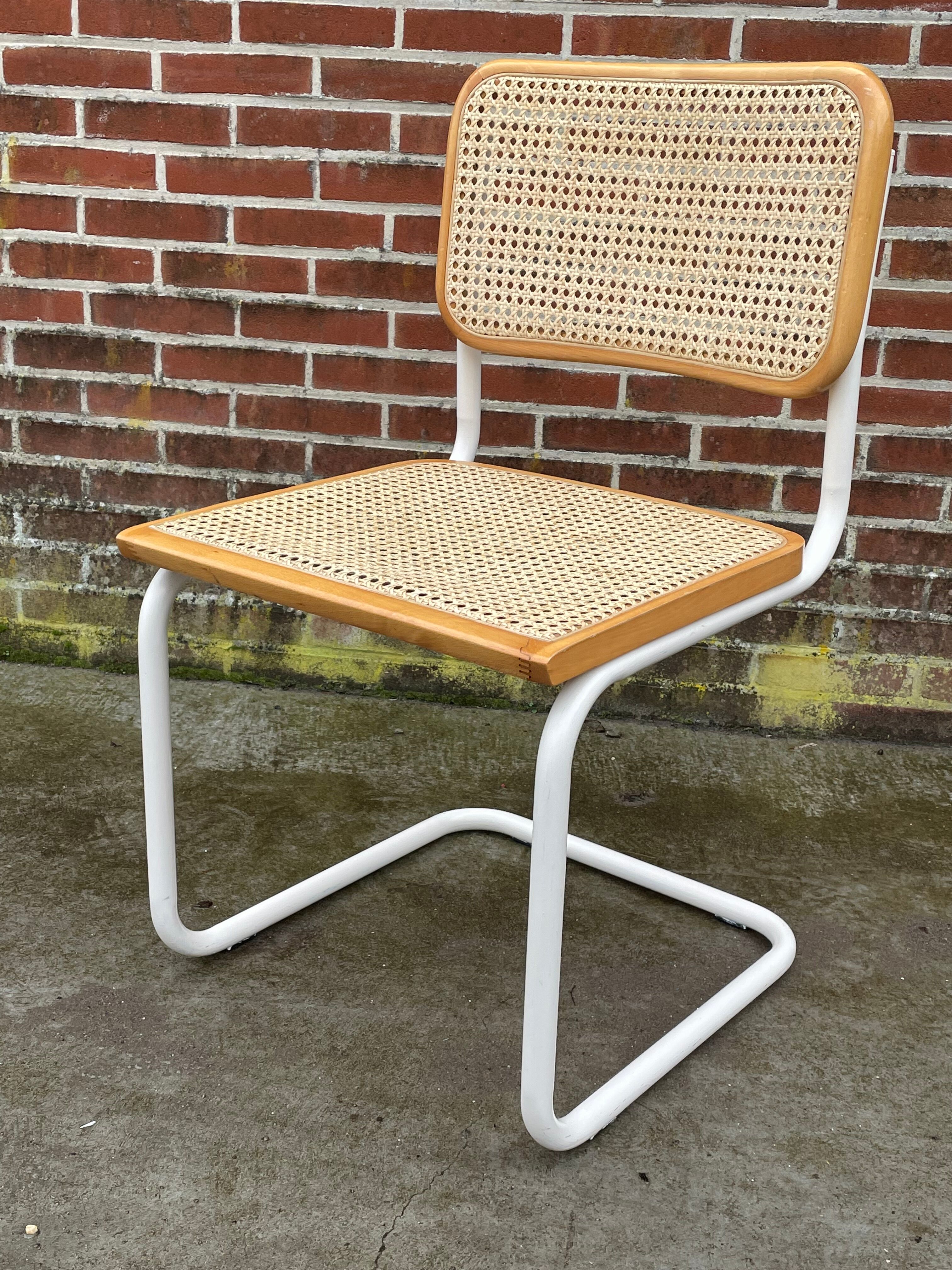 Chaise Cesca modèle b32 en blanc et bois par Marcel Breuer
