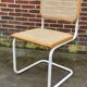 Chaise Cesca modèle b32 en blanc et bois par Marcel Breuer