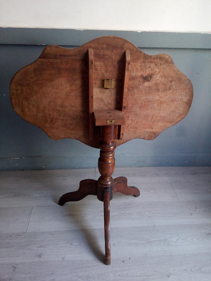 Folding violin table