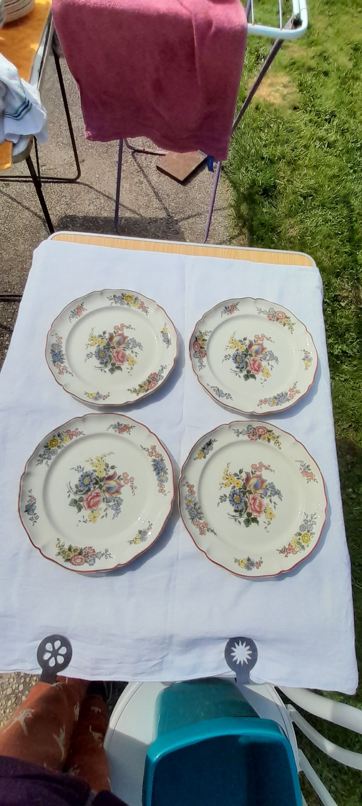 4 flat plates in Villeroy & Boch earthenware model flowers of Montclair diam 25 cm