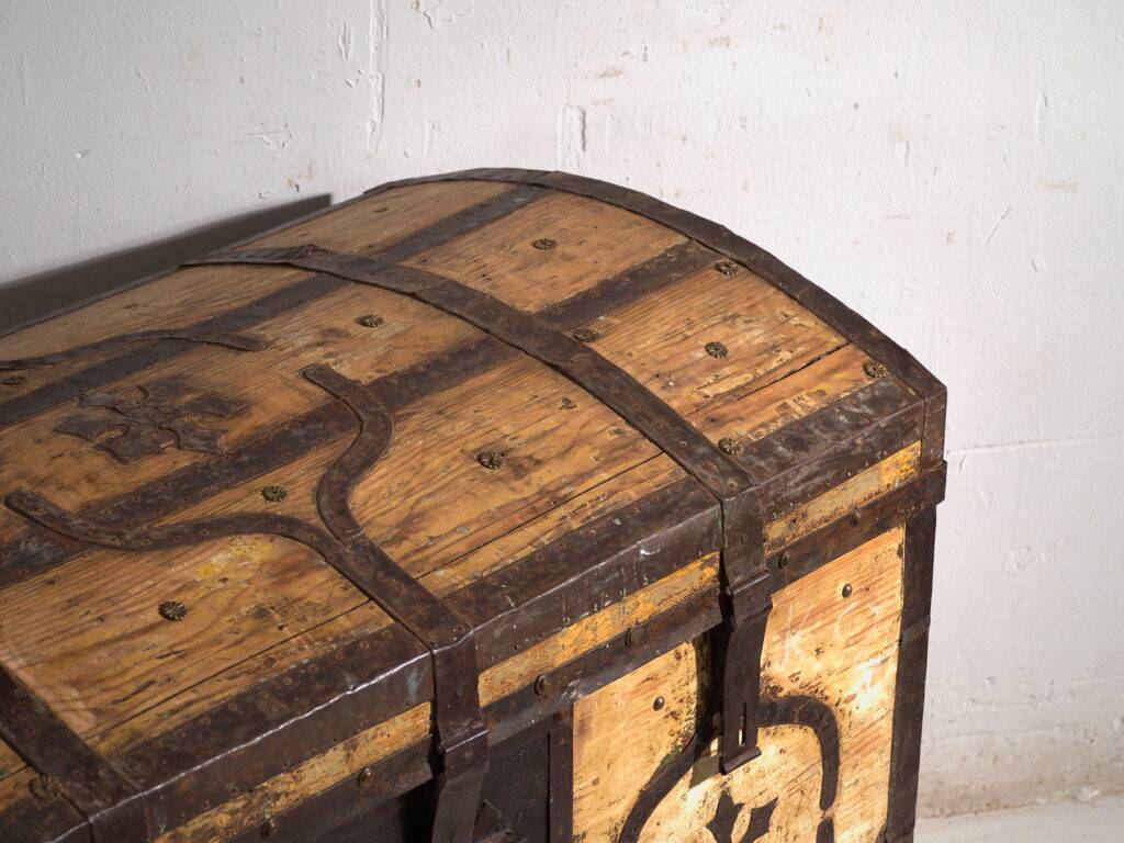 Coffre ancien ferré en bois de pin – Europe centrale, vers 1870