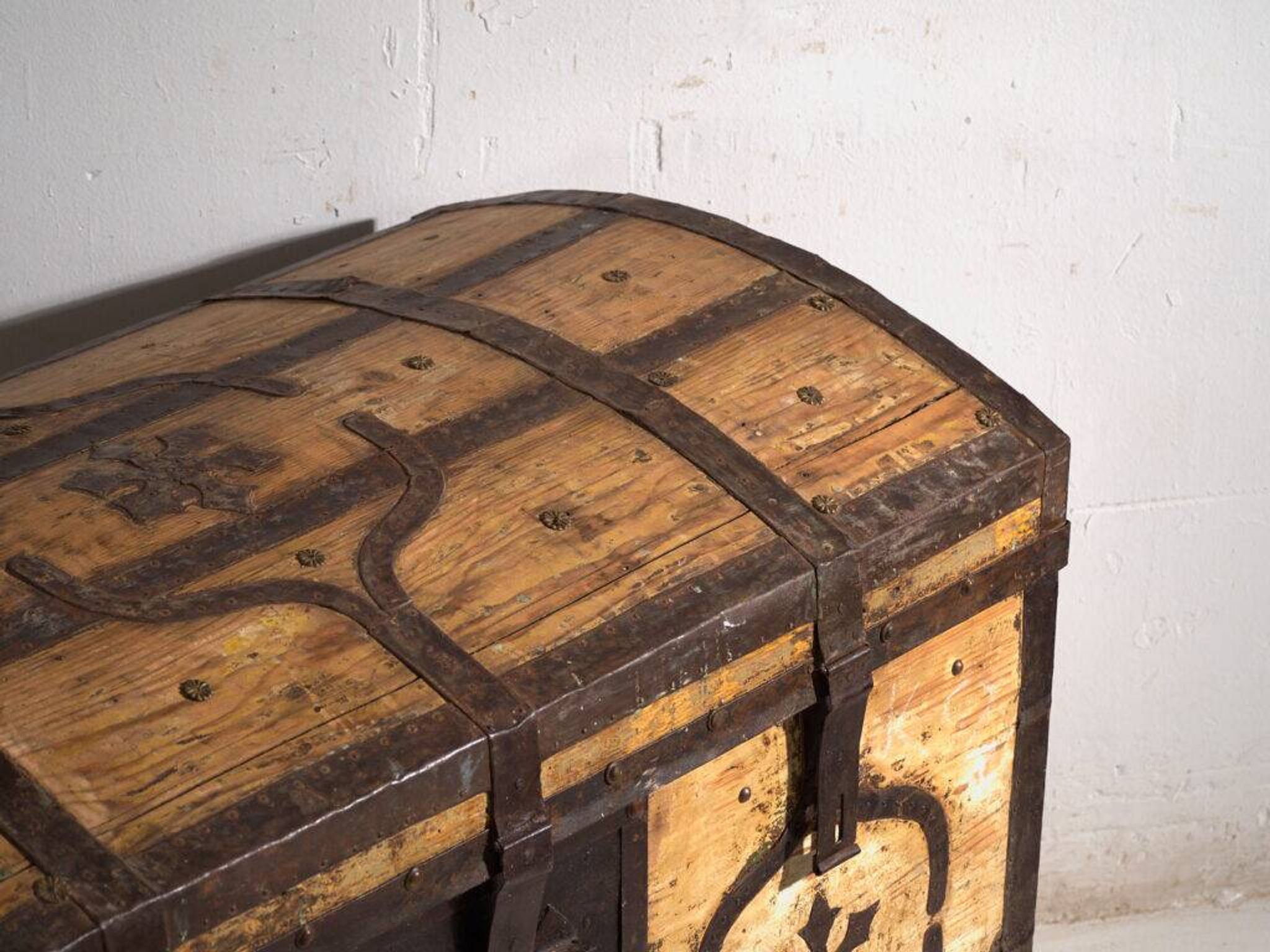 Coffre ancien ferré en bois de pin – Europe centrale, vers 1870