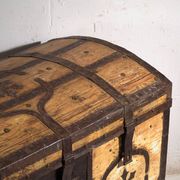 Coffre ancien ferré en bois de pin – Europe centrale, vers 1870