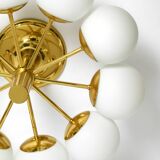 Plafonnier en laiton des années 1960 de style Space Age avec 10 boules en verre par Kaiser.