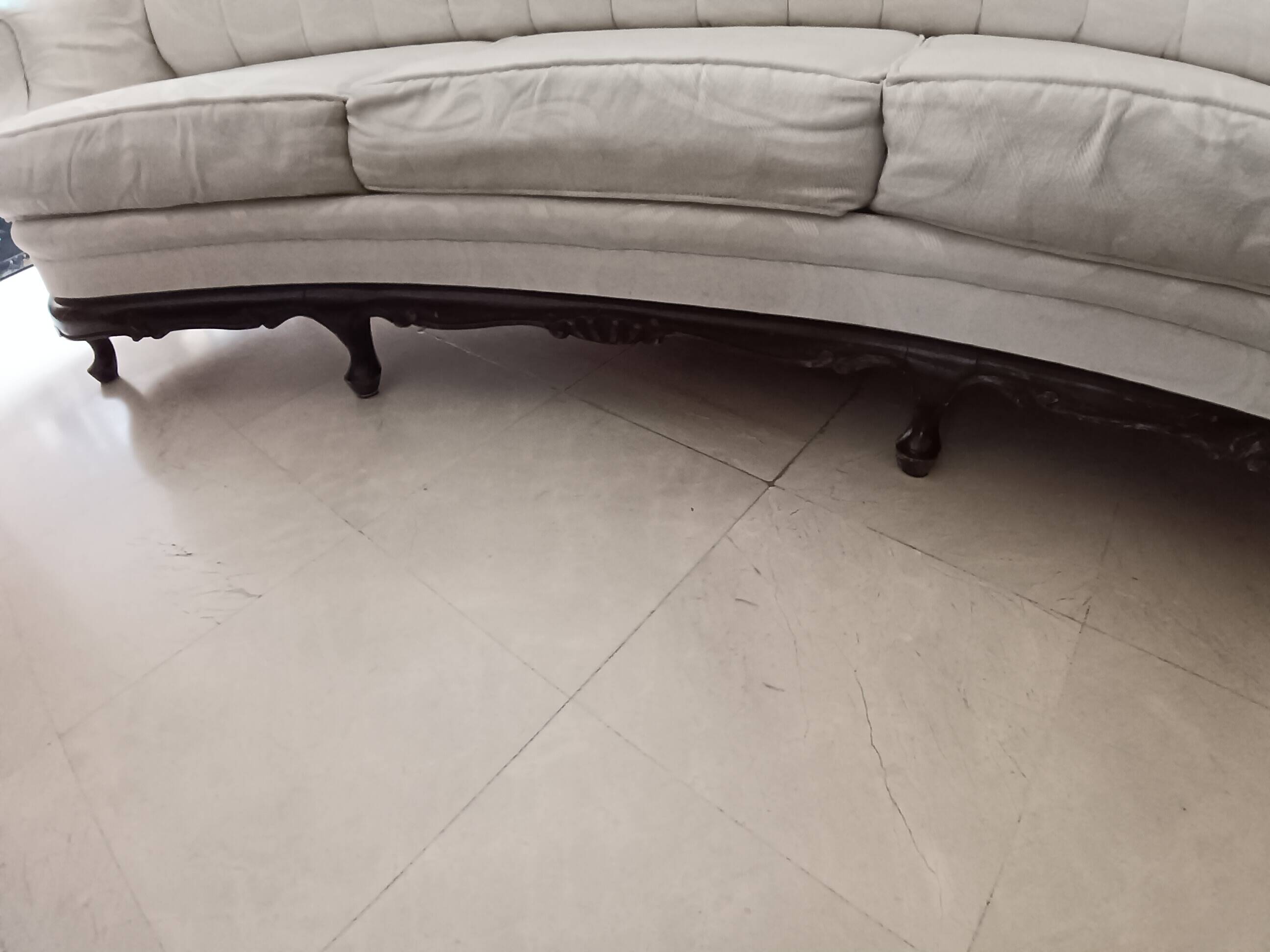 Vintage white curved tufted three-seater canapé