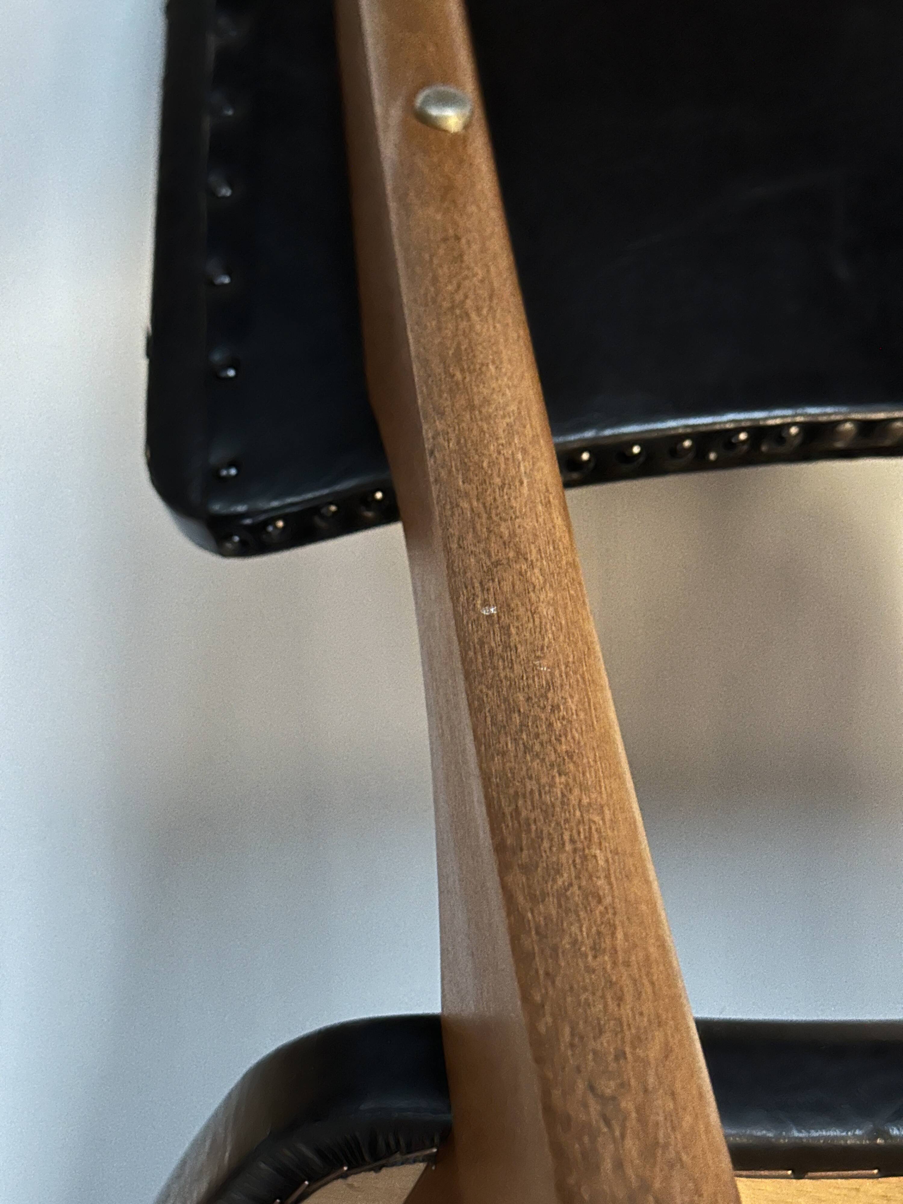 chaise bois et skai noir années 60