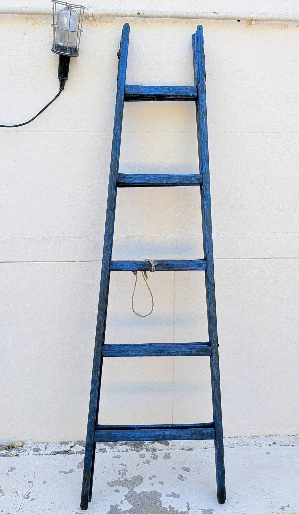 Old electric blue scale
