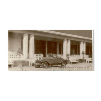 Jacques-henri lartigue, renée en voiture devant le casino, 1930