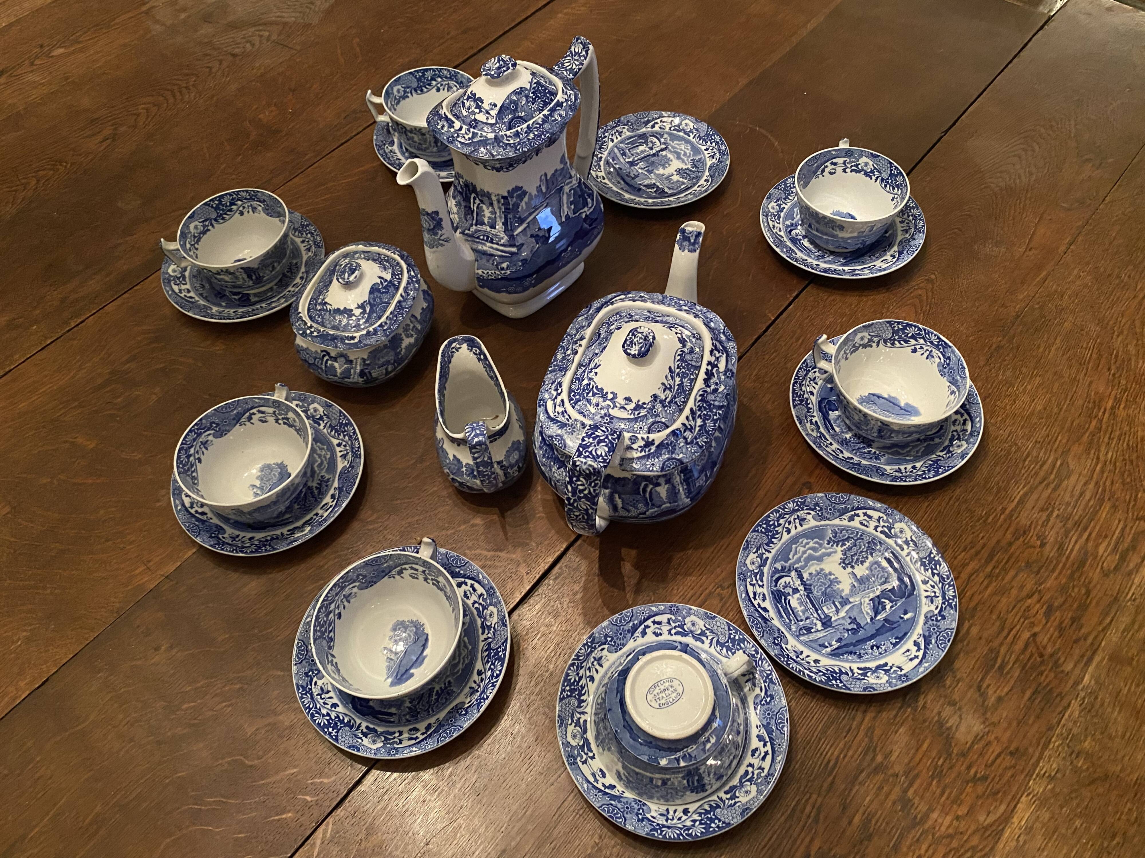 Service a cafe and tea in english porcelain by copeland spode, italy pattern.