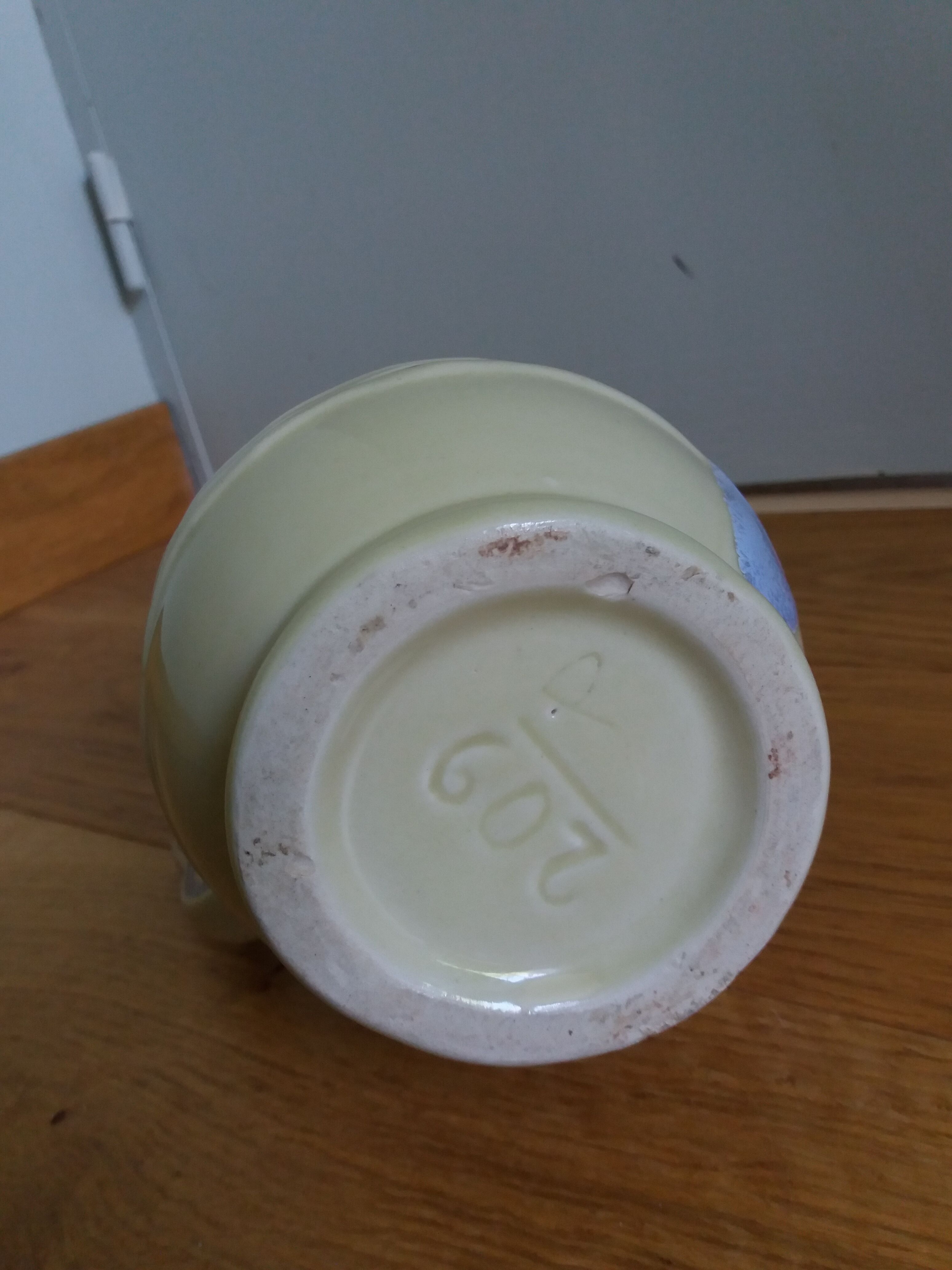 Pichet bleu pastel signé