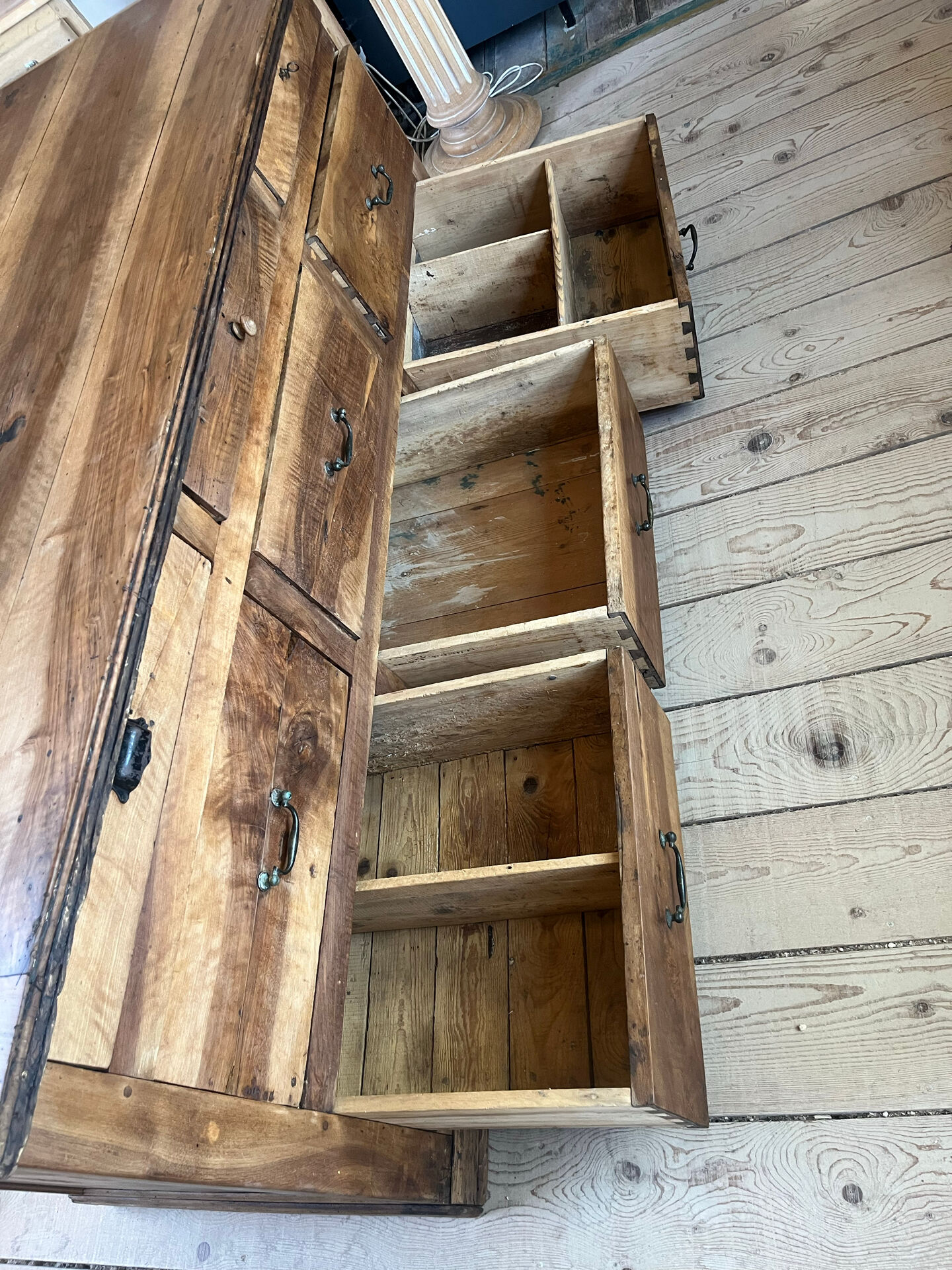 Workshop cabinet with drawers