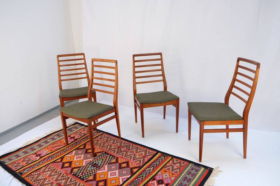 1960s-70s style chairs (4 pieces) in teak, retro vintage style.
