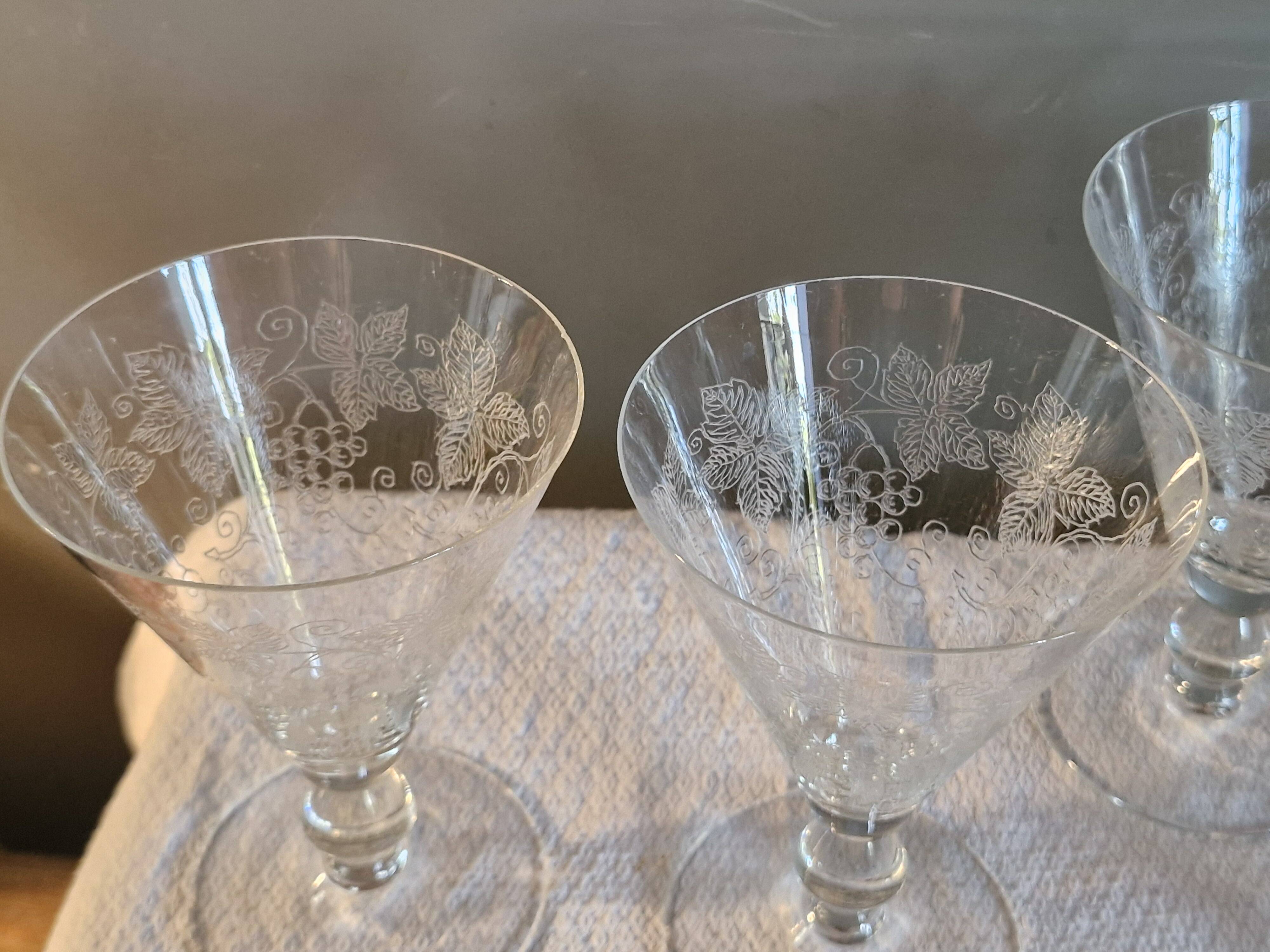 8 large Art Deco crystal glasses, grape clusters (+ 2 gifts)
