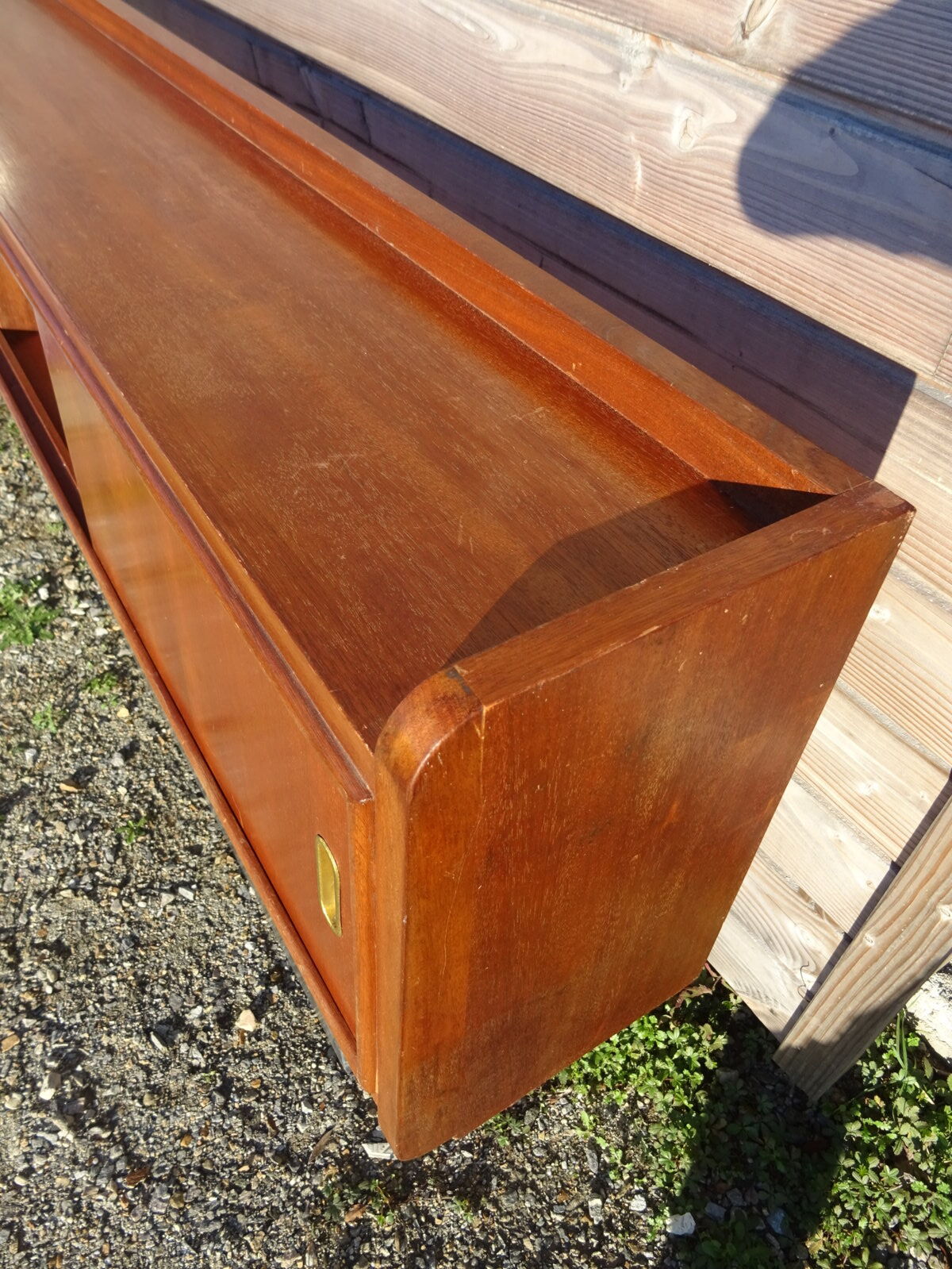 Cozy shelf 50s sliding doors